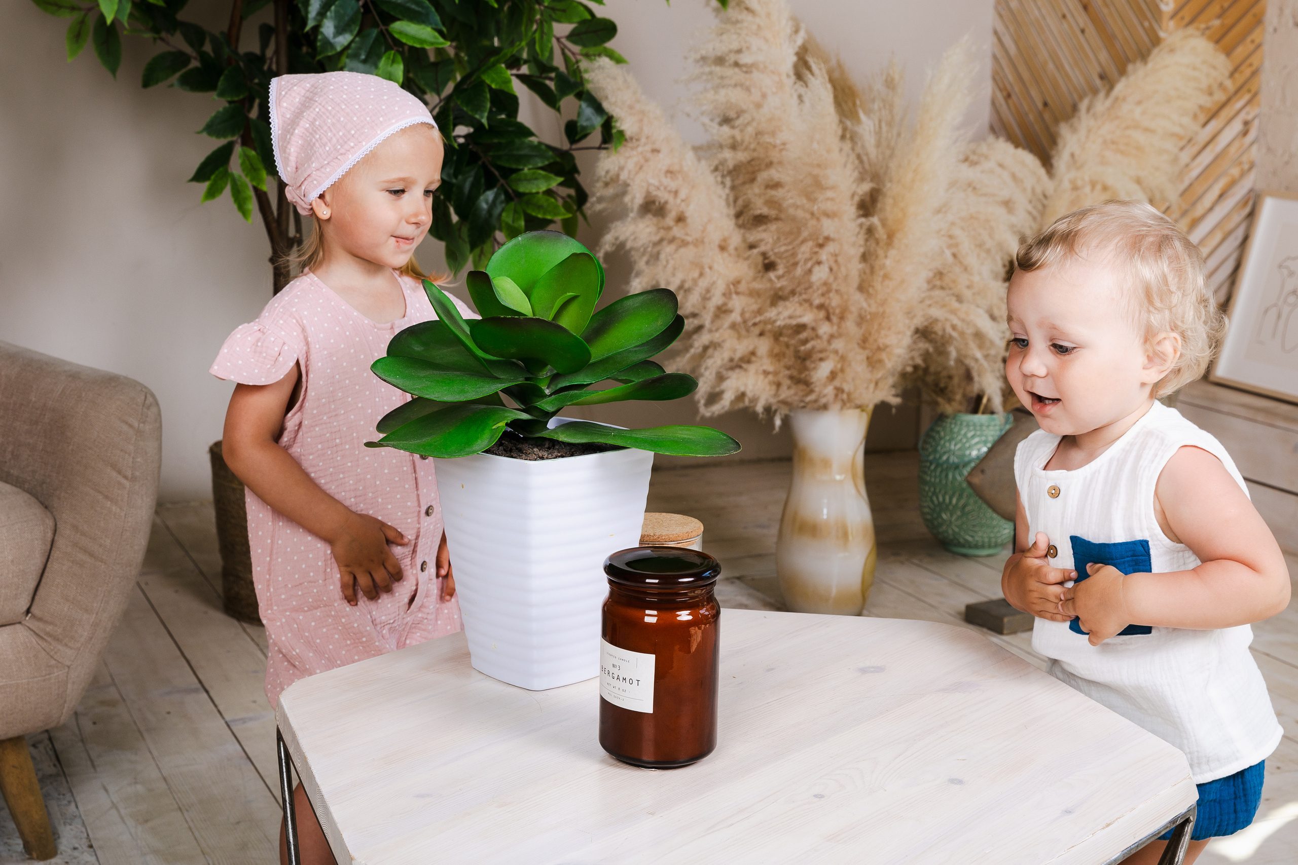 Детская студийная фотосъемка для соцсетей бренда одежды