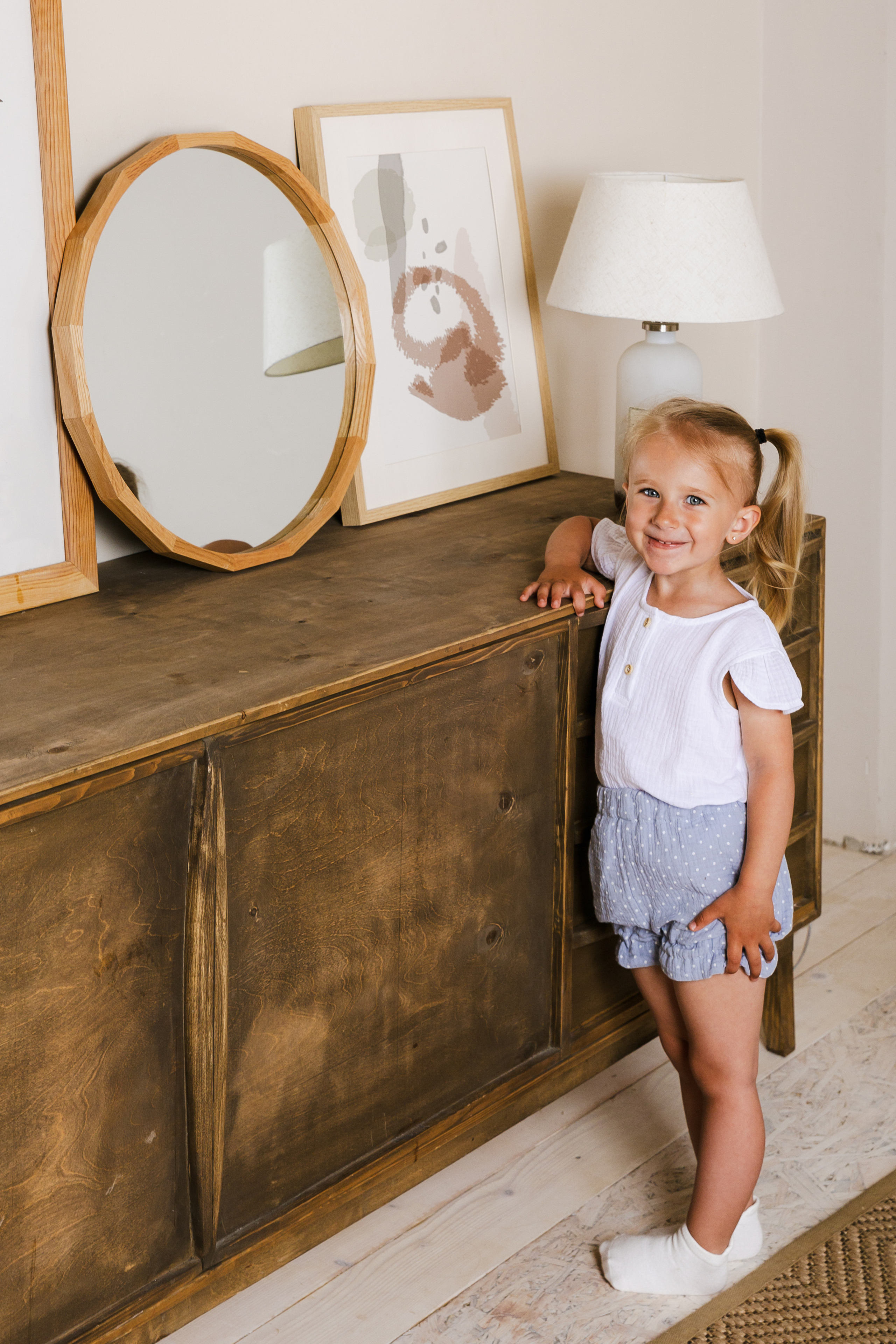 Детская студийная фотосъемка для соцсетей бренда одежды