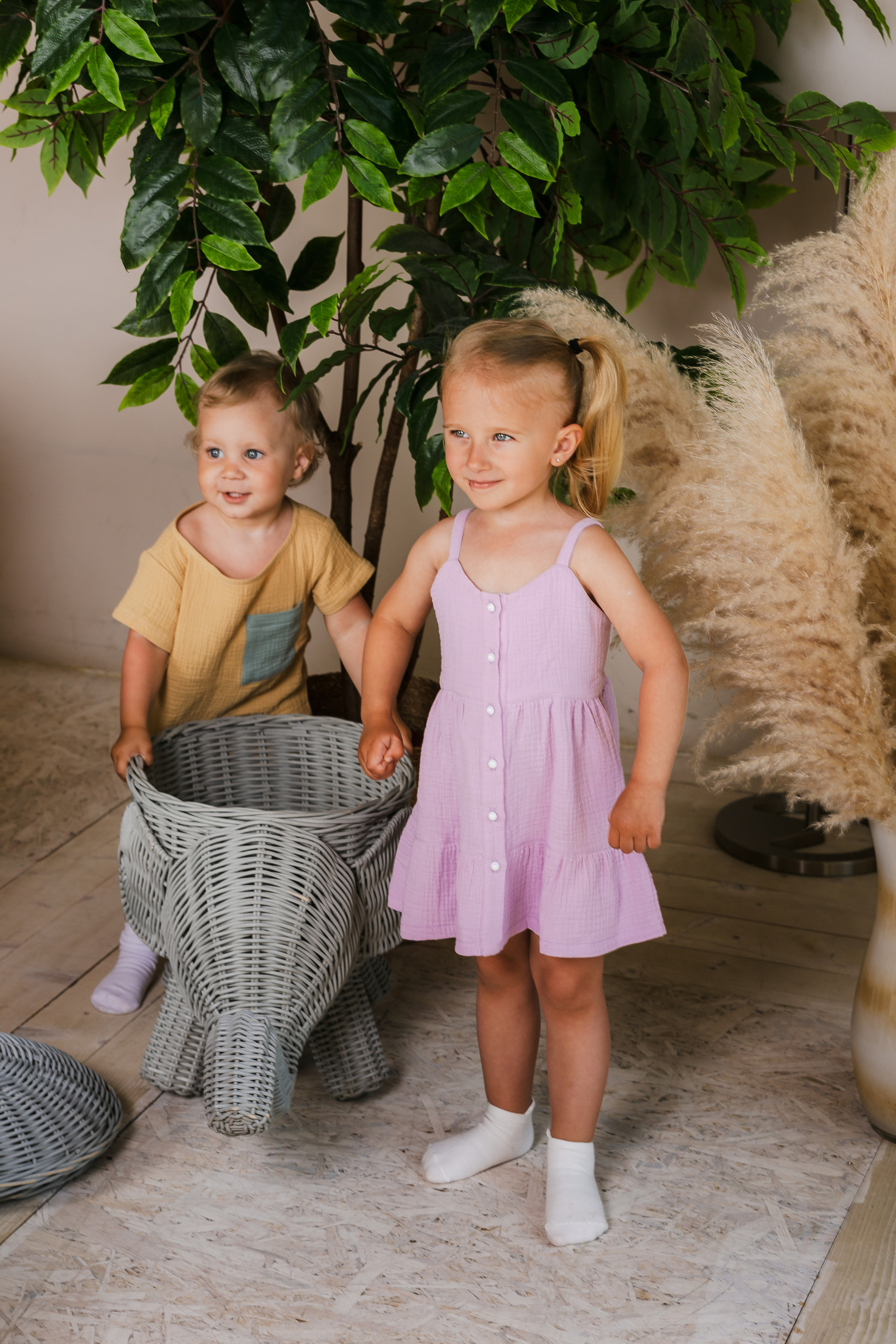 Детская студийная фотосъемка для соцсетей бренда одежды