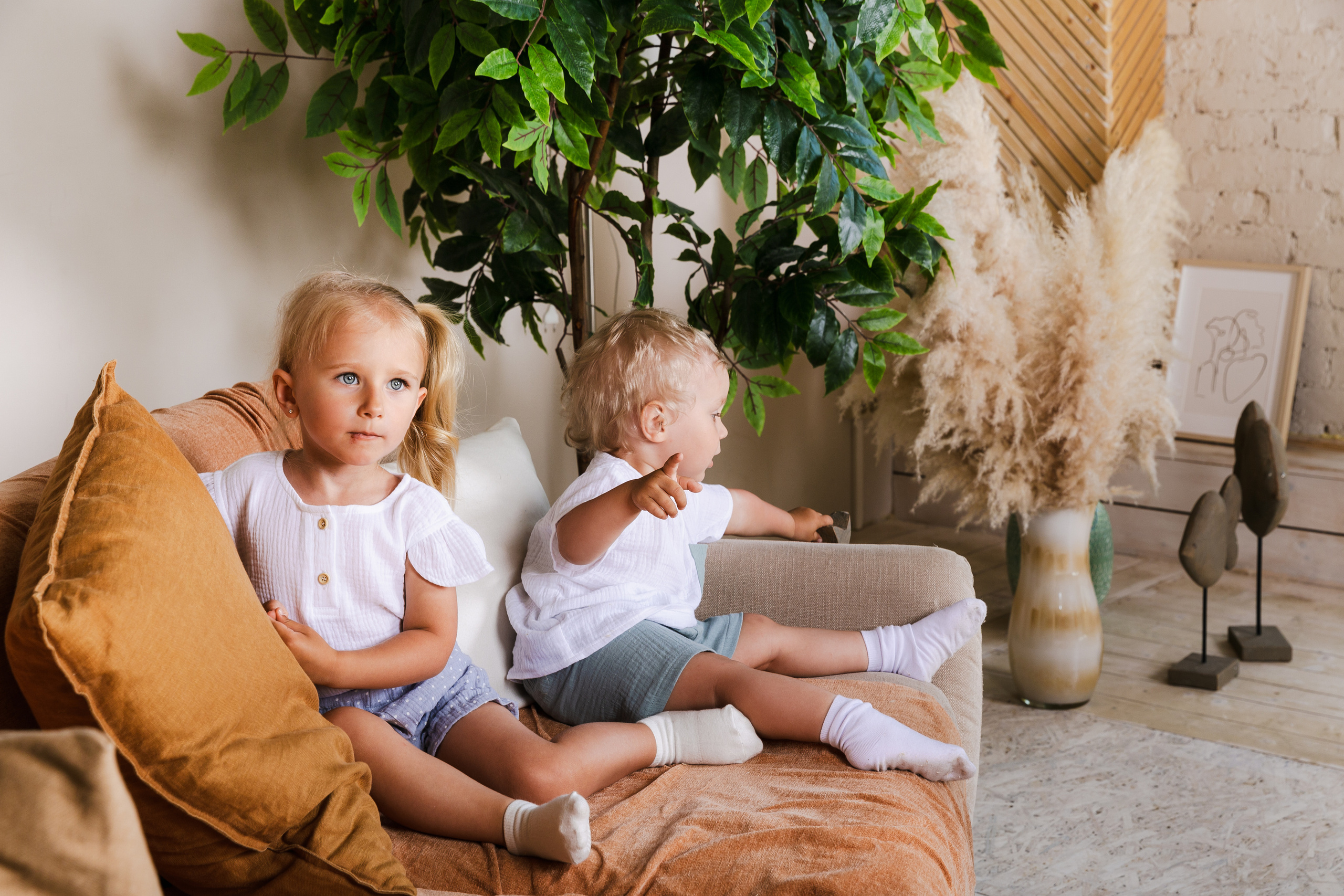 Детская студийная фотосъемка для соцсетей бренда одежды