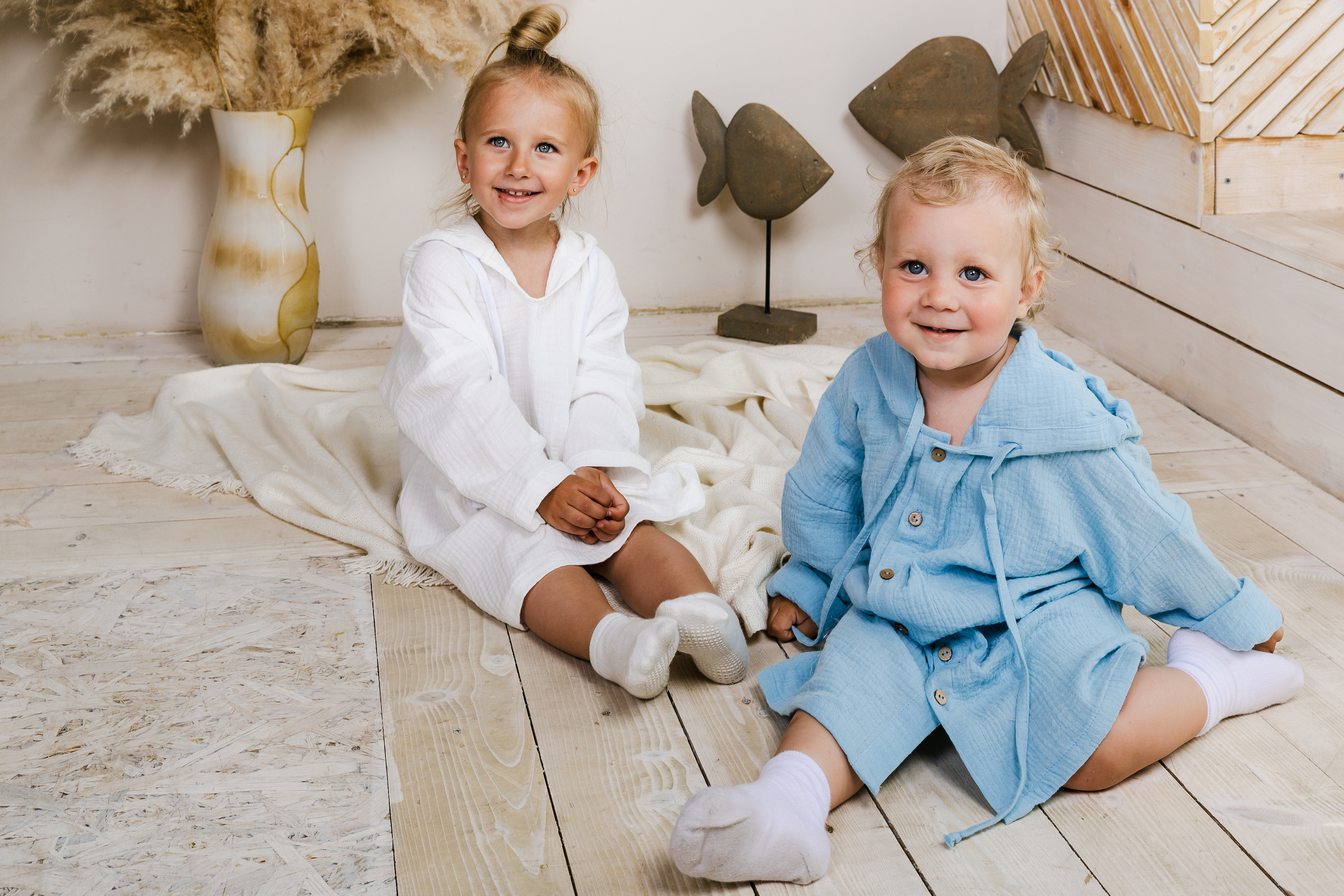 Детская студийная фотосъемка для соцсетей бренда одежды