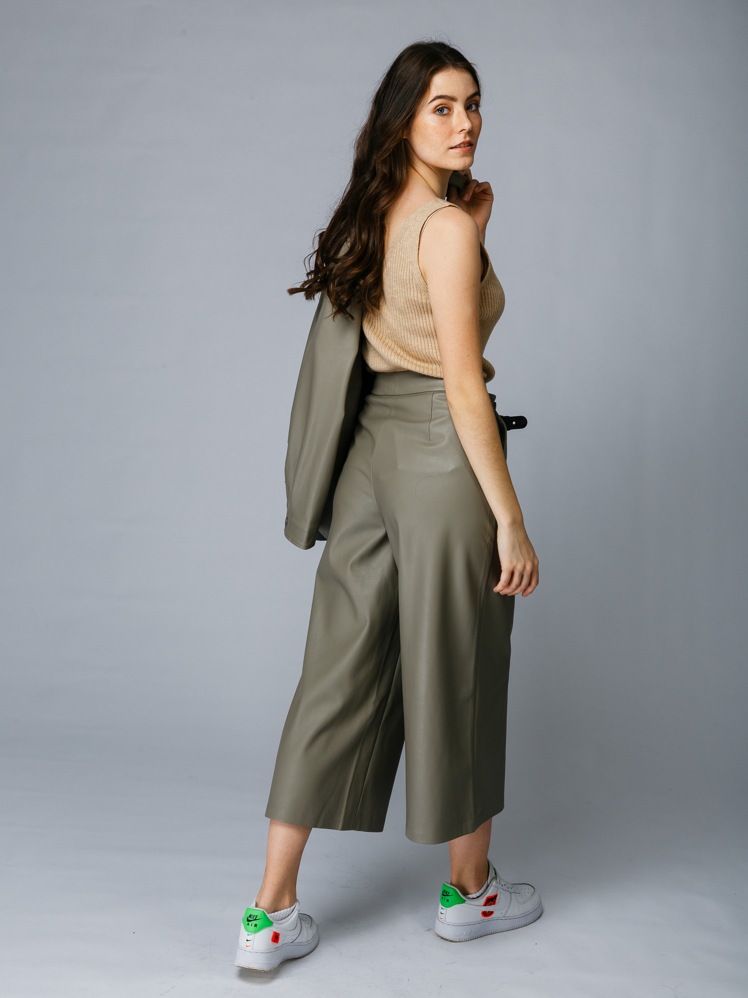 Профессиональный фотограф в Санкт-Петербурге. Студийная фотосъёмка одежды на моделях для каталогов, маркетплейсов, сайтов и печатной рекламной продукции. 