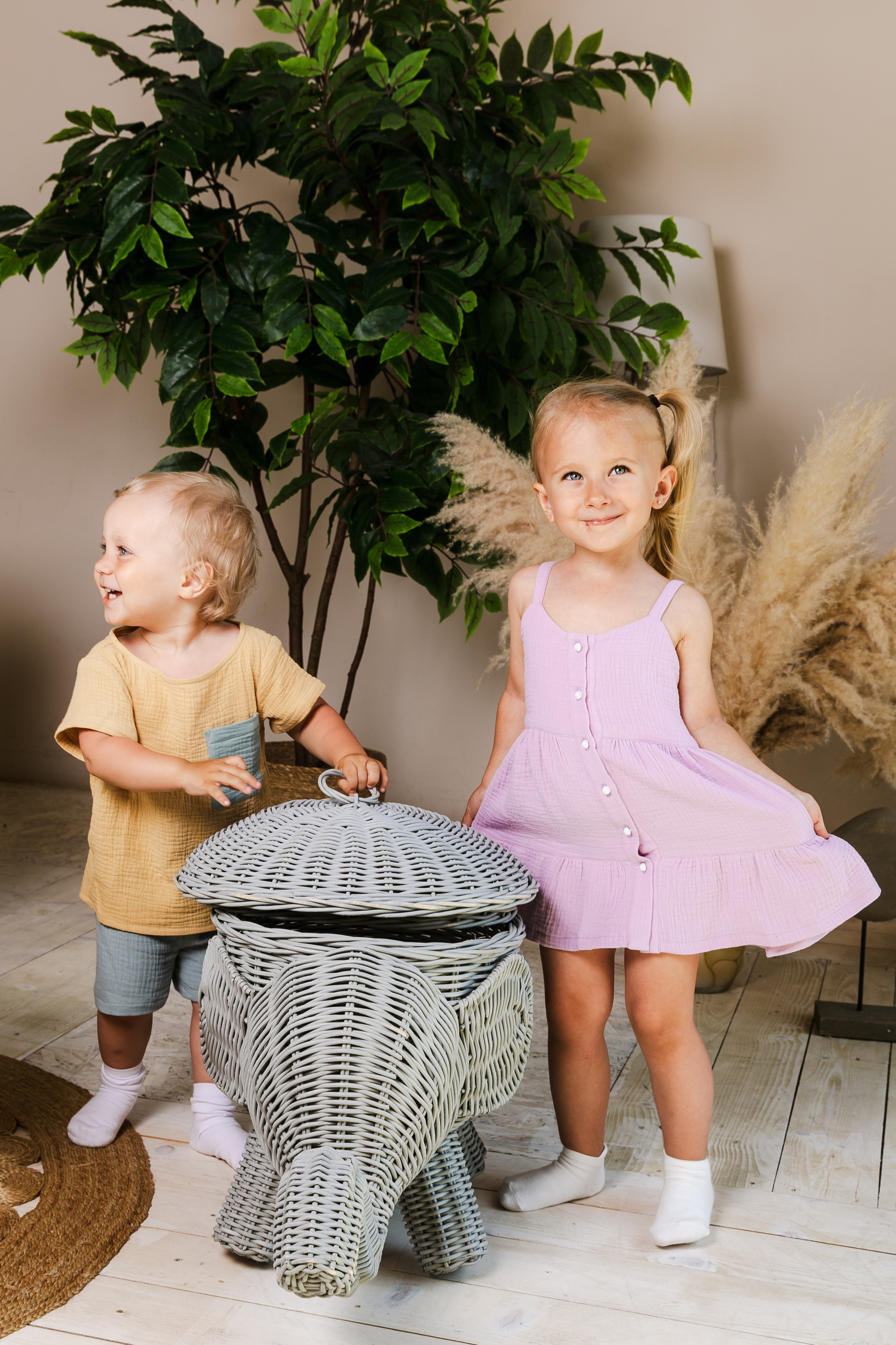 Детская студийная фотосъемка для соцсетей бренда одежды