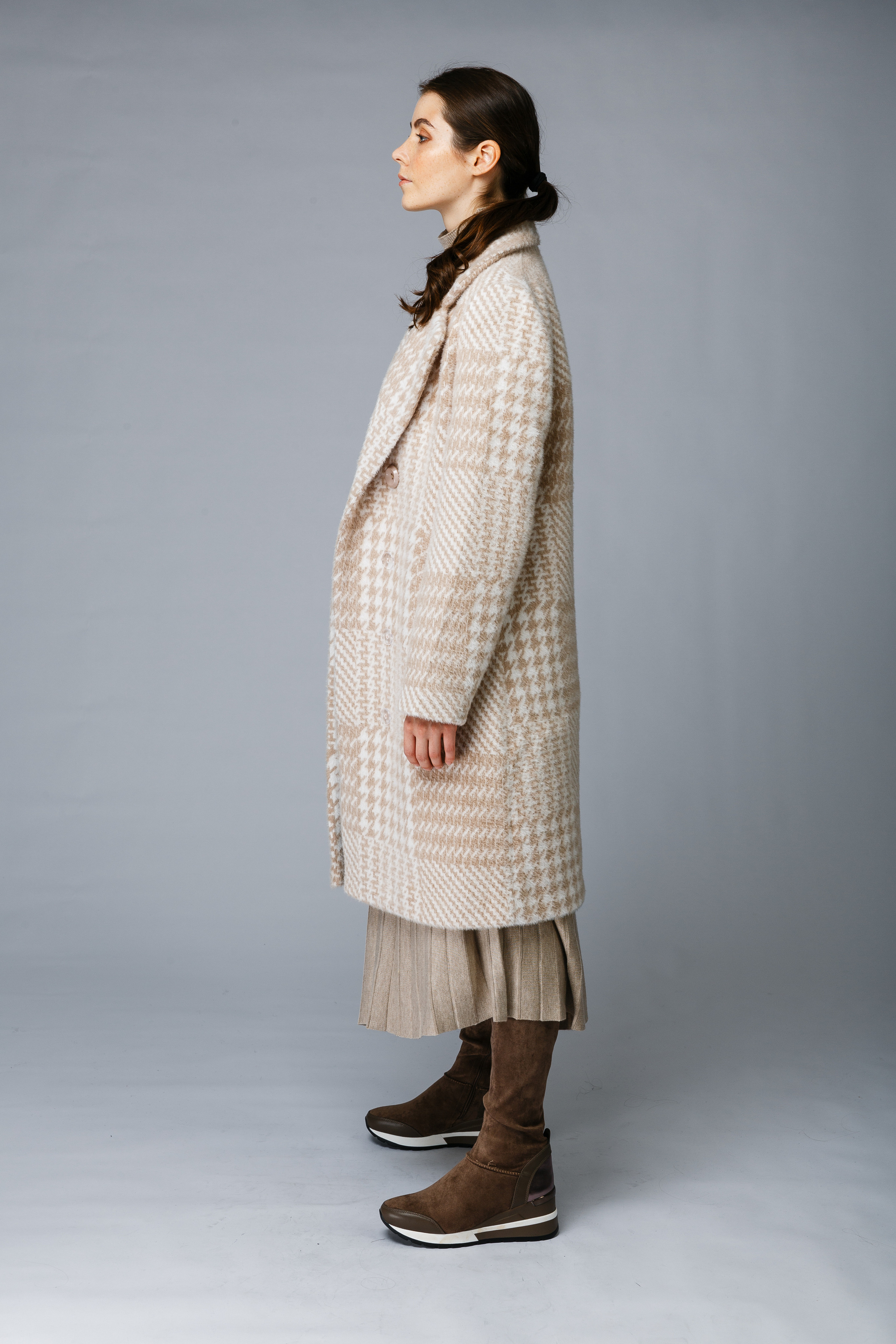 Профессиональный фотограф в Санкт-Петербурге. Студийная фотосъёмка одежды на моделях для каталогов, маркетплейсов, сайтов и печатной рекламной продукции. 