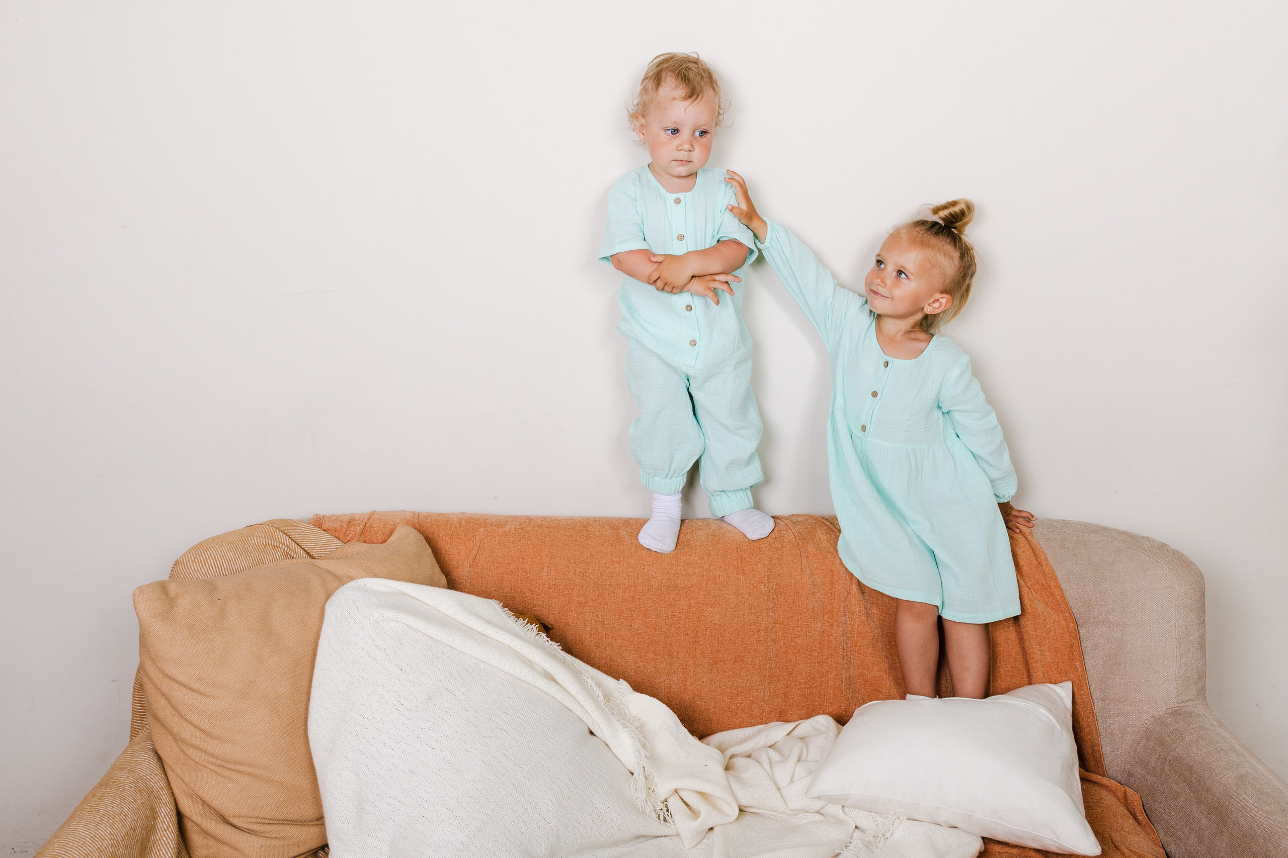 Детская студийная фотосъемка для соцсетей бренда одежды