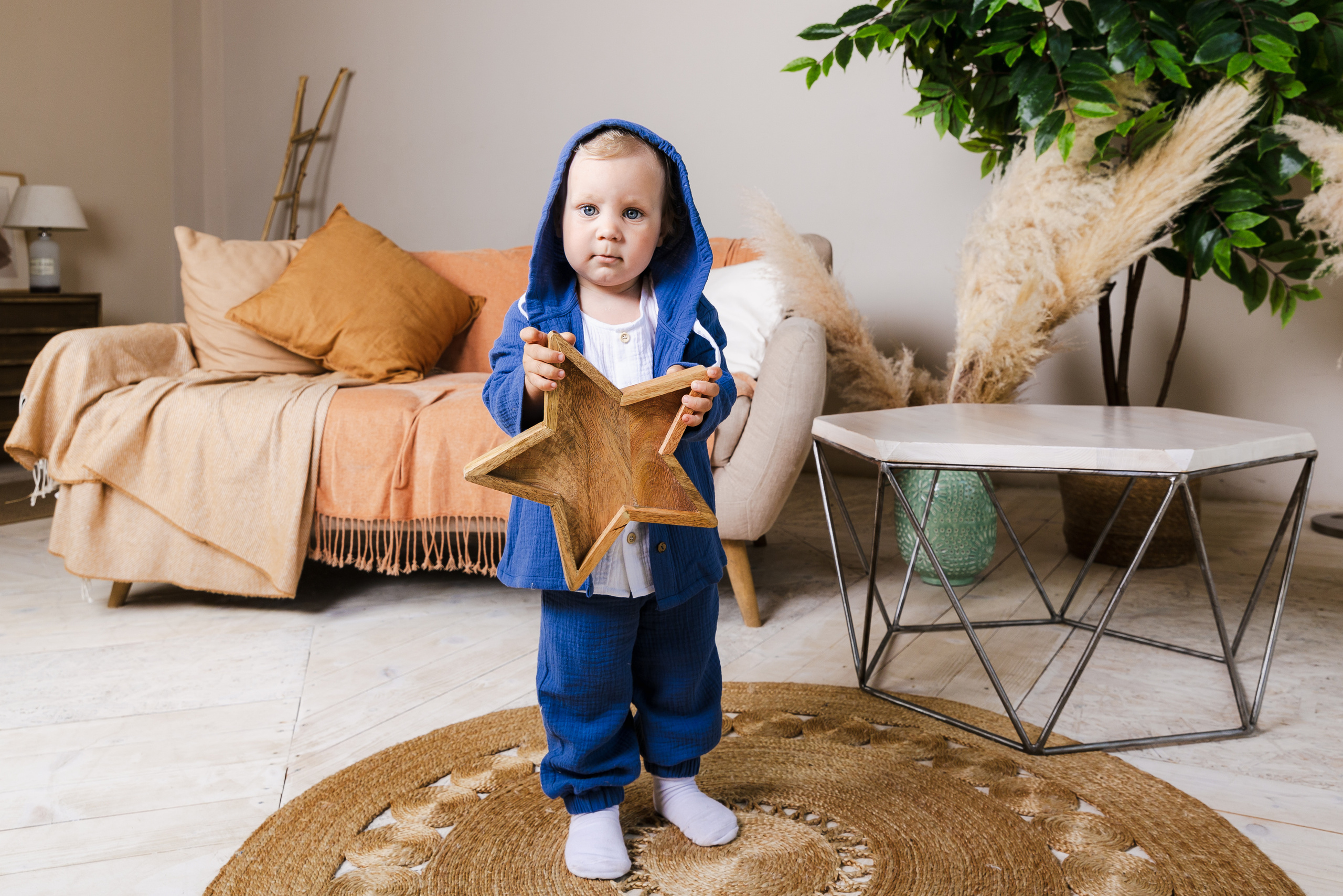 Детская студийная фотосъемка для соцсетей бренда одежды