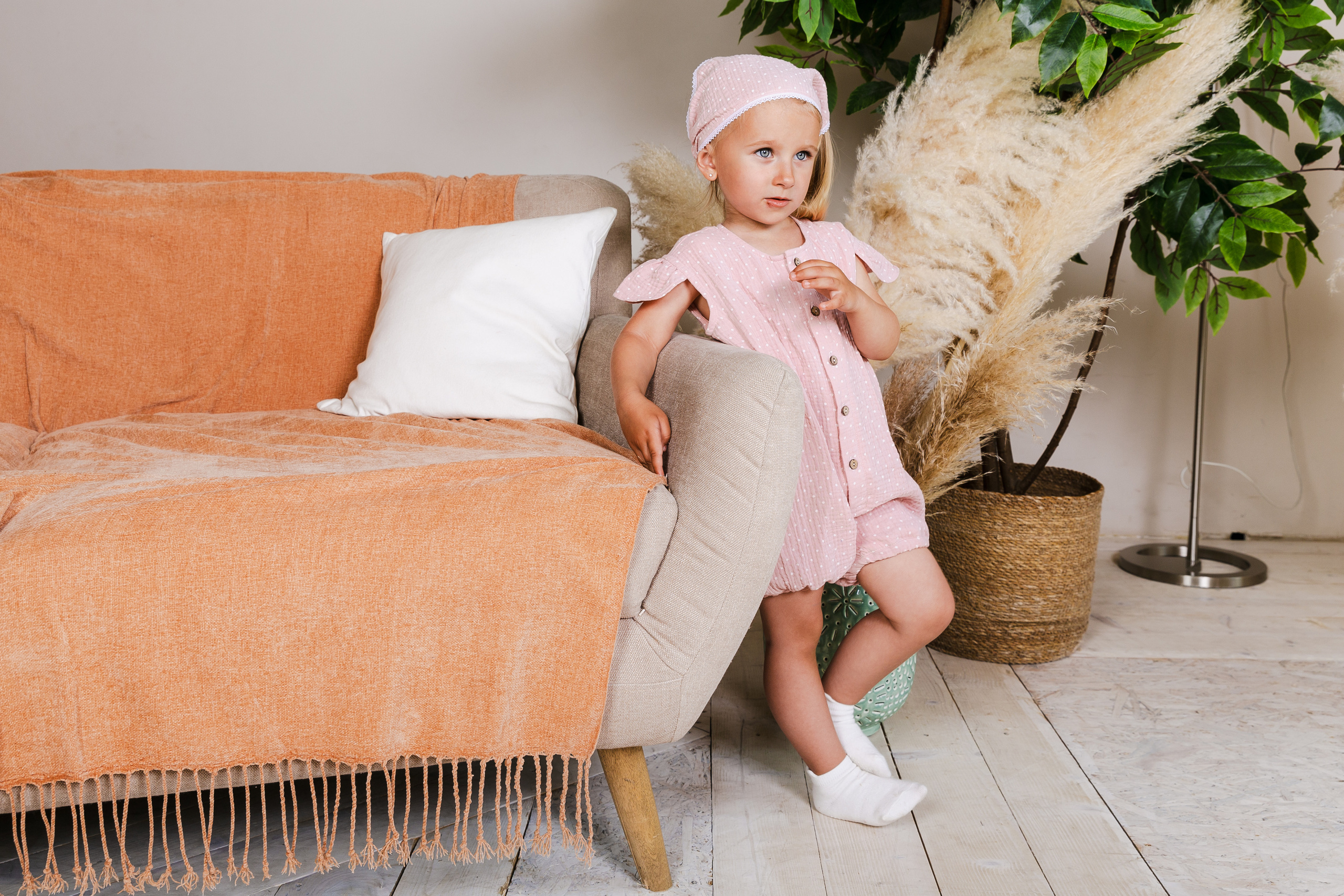 Детская студийная фотосъемка для соцсетей бренда одежды