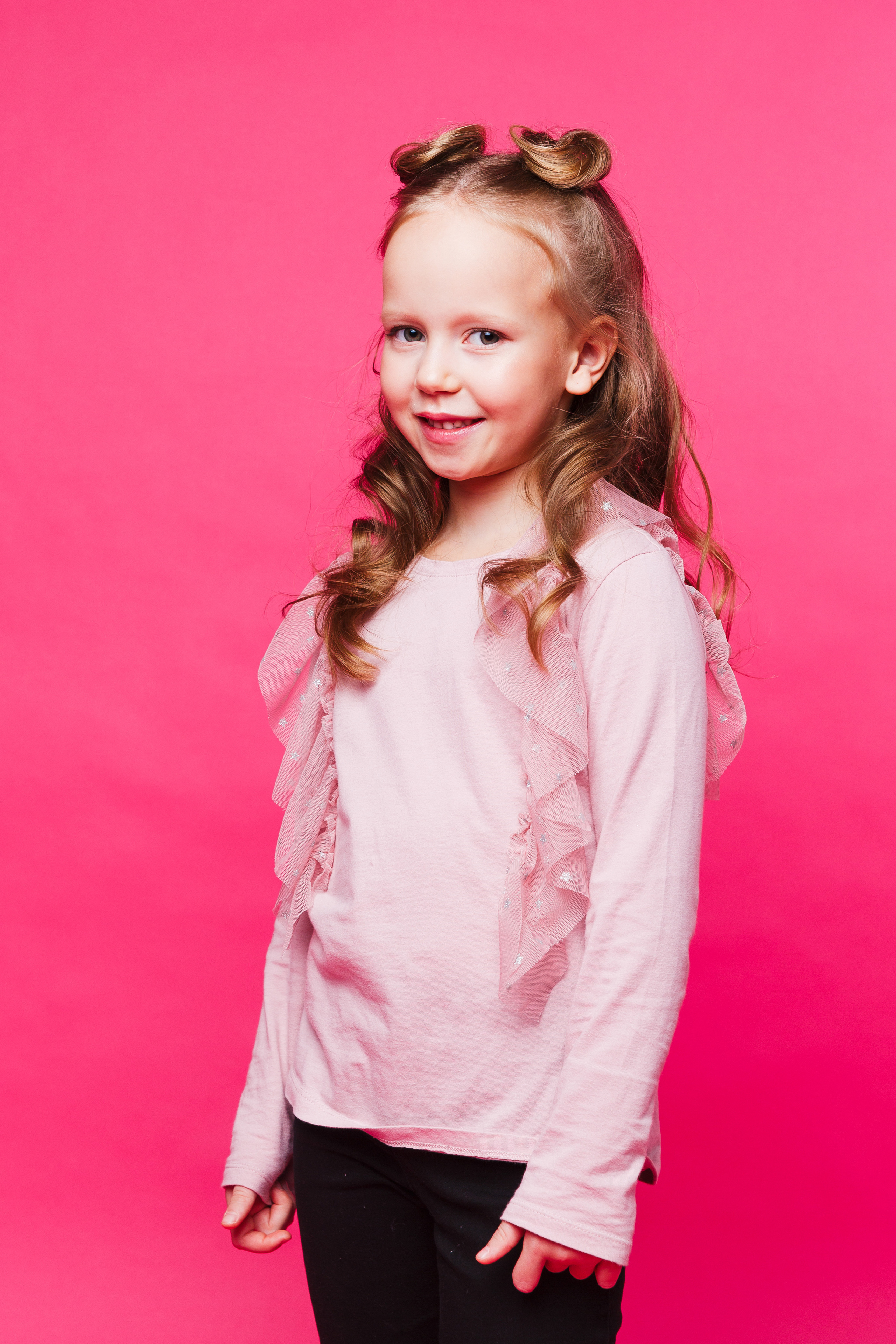 Фотосъёмка детской одежды для маркетплейсов, сайтов и соцсетей. Портретная фотосессия. Профессиональный фотограф в Санкт-Петербурге. Студийная фотография. Выездная фотостудия. СПб. Художественный портрет. Портретный фотограф Сергей Пушкин. Portrait photographer in Saint-Petersburg, Russia. Фотосъемка для Ozon, wildberries. 