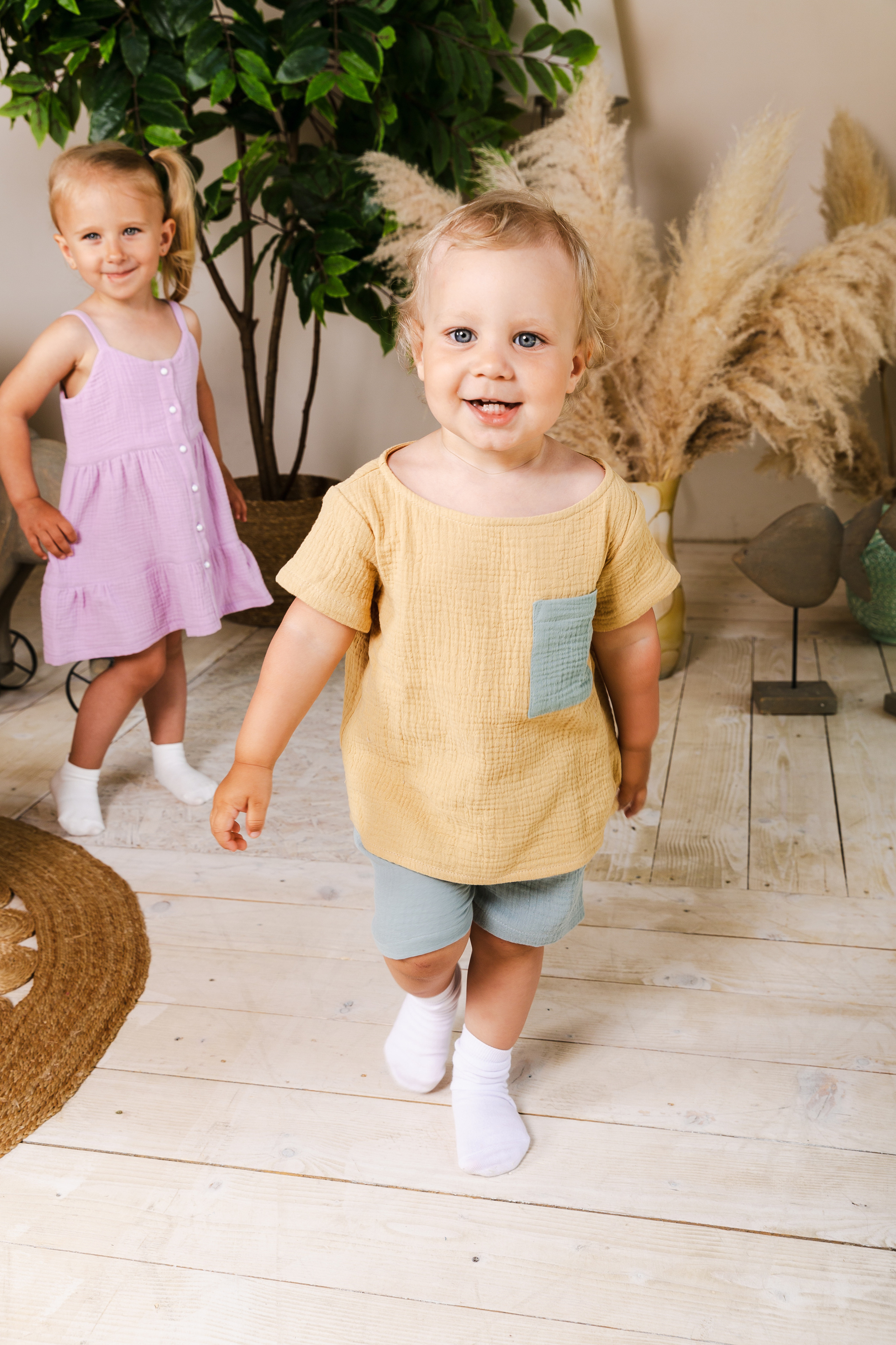 Детская студийная фотосъемка для соцсетей бренда одежды