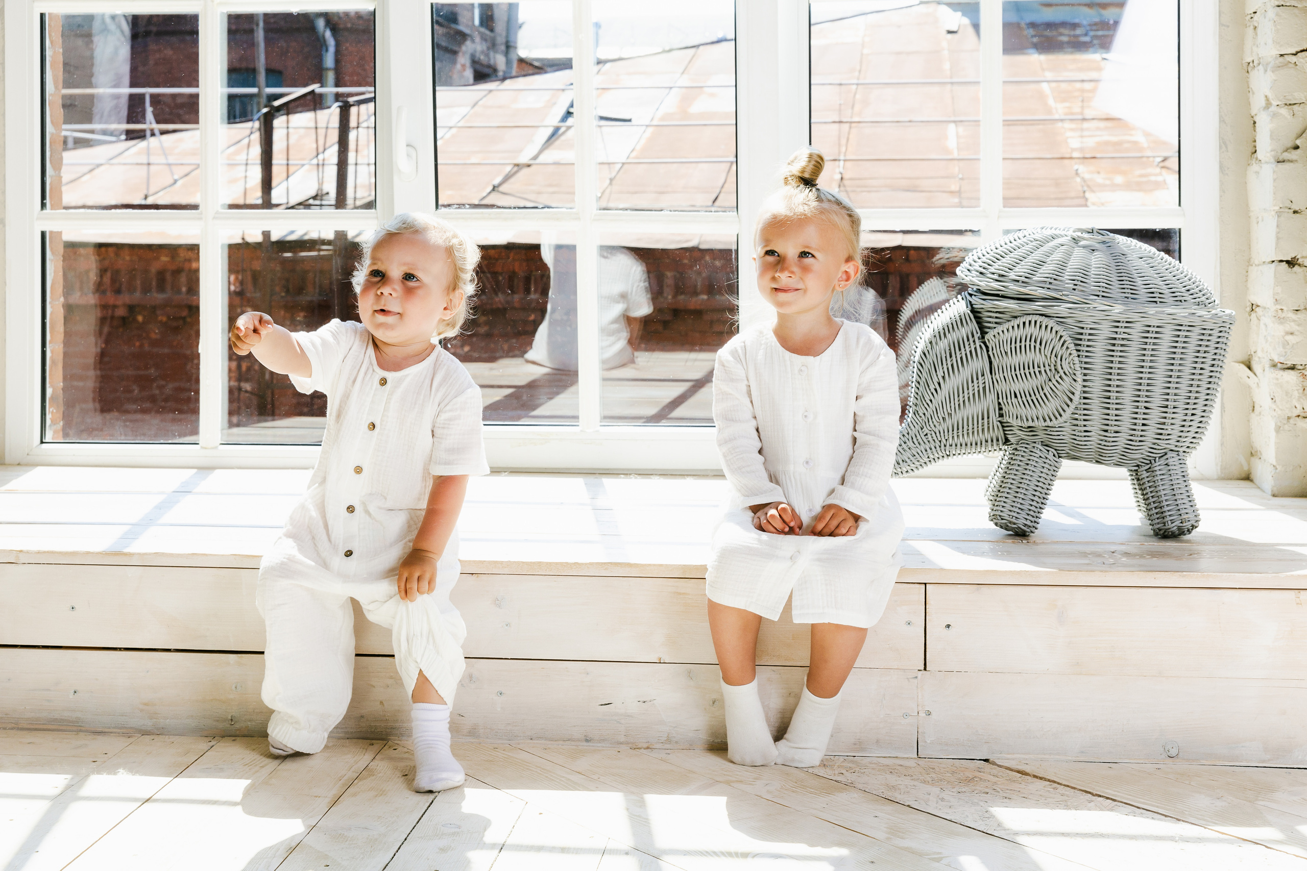 Детская студийная фотосъемка для соцсетей бренда одежды