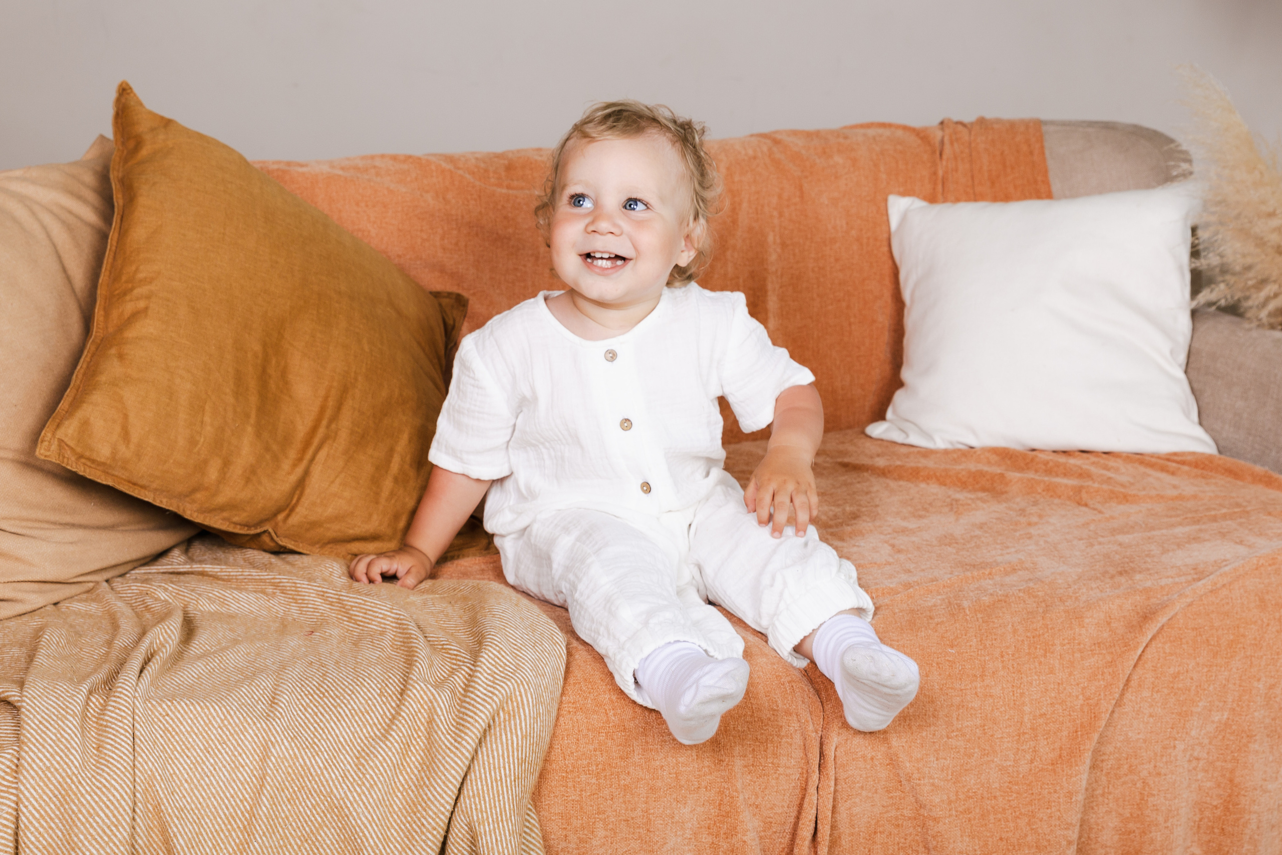 Детская студийная фотосъемка для соцсетей бренда одежды