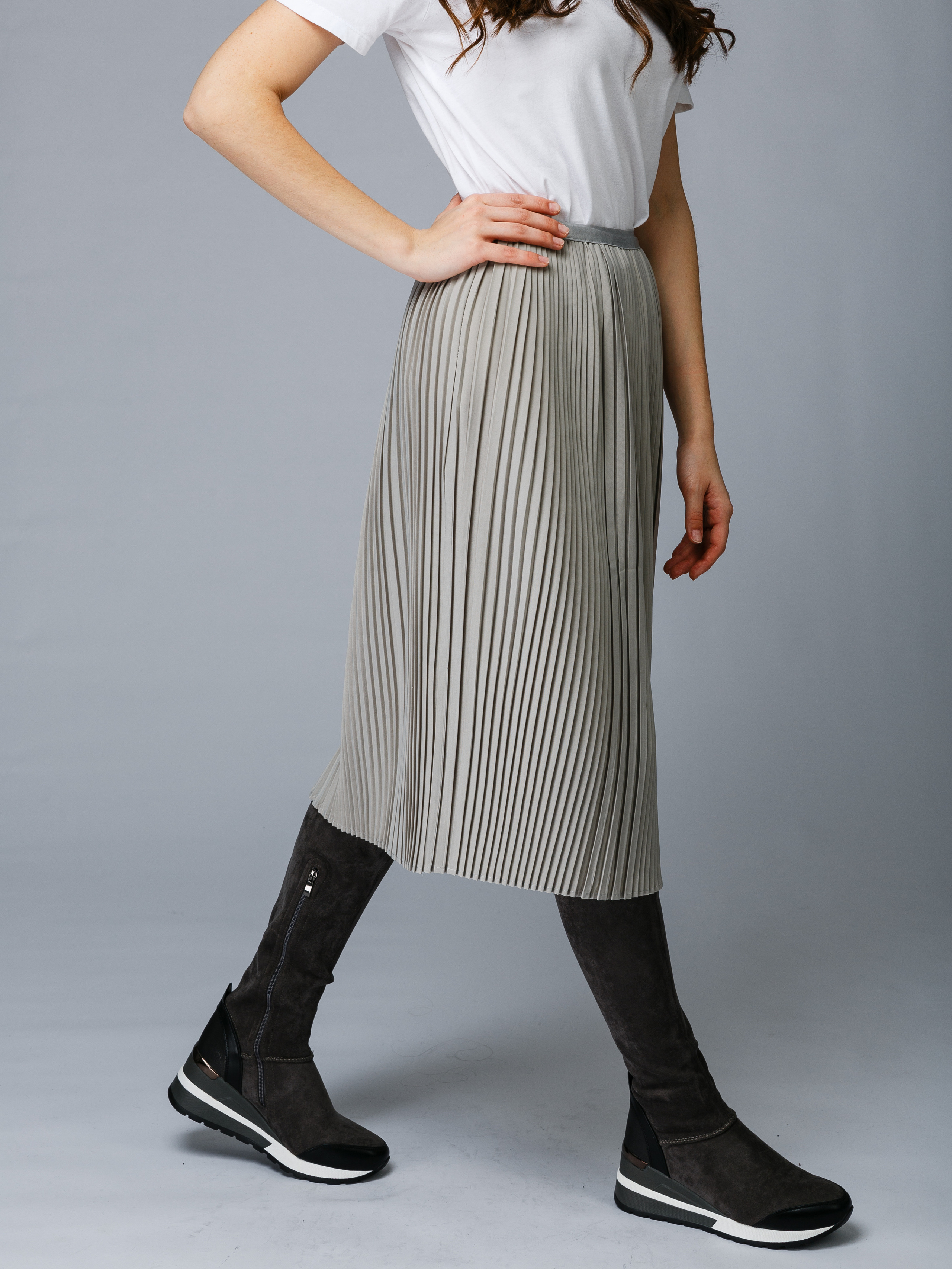 Профессиональный фотограф в Санкт-Петербурге. Студийная фотосъёмка одежды на моделях для каталогов, маркетплейсов, сайтов и печатной рекламной продукции. 