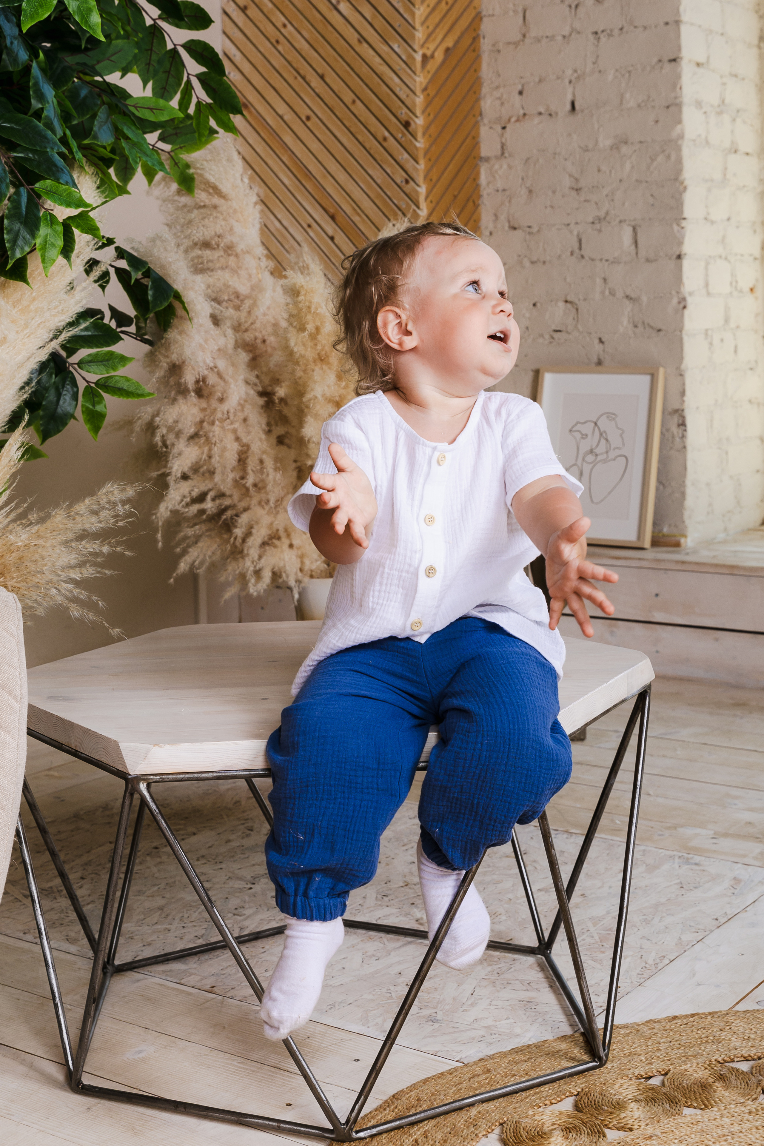 Детская студийная фотосъемка для соцсетей бренда одежды