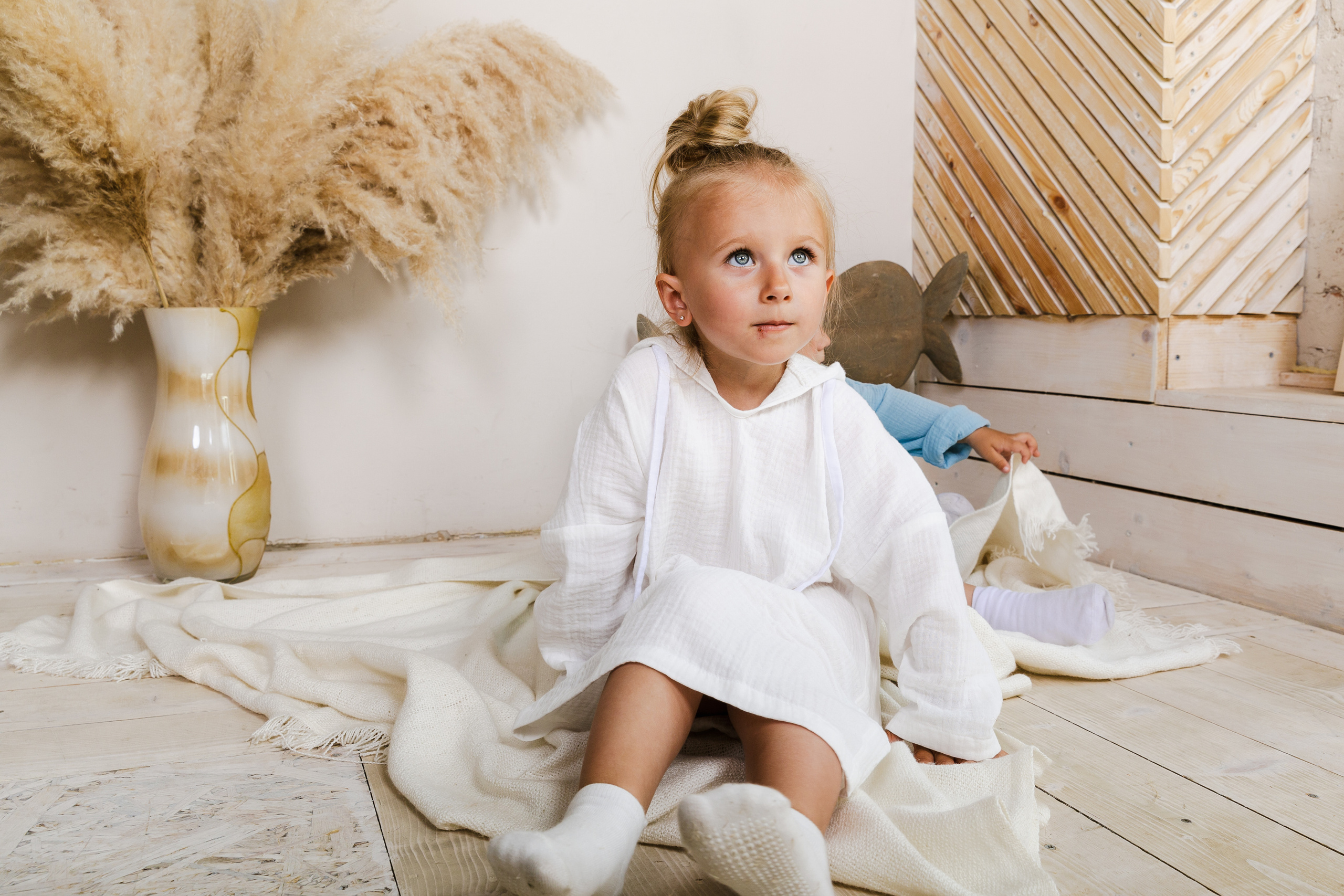 Детская студийная фотосъемка для соцсетей бренда одежды