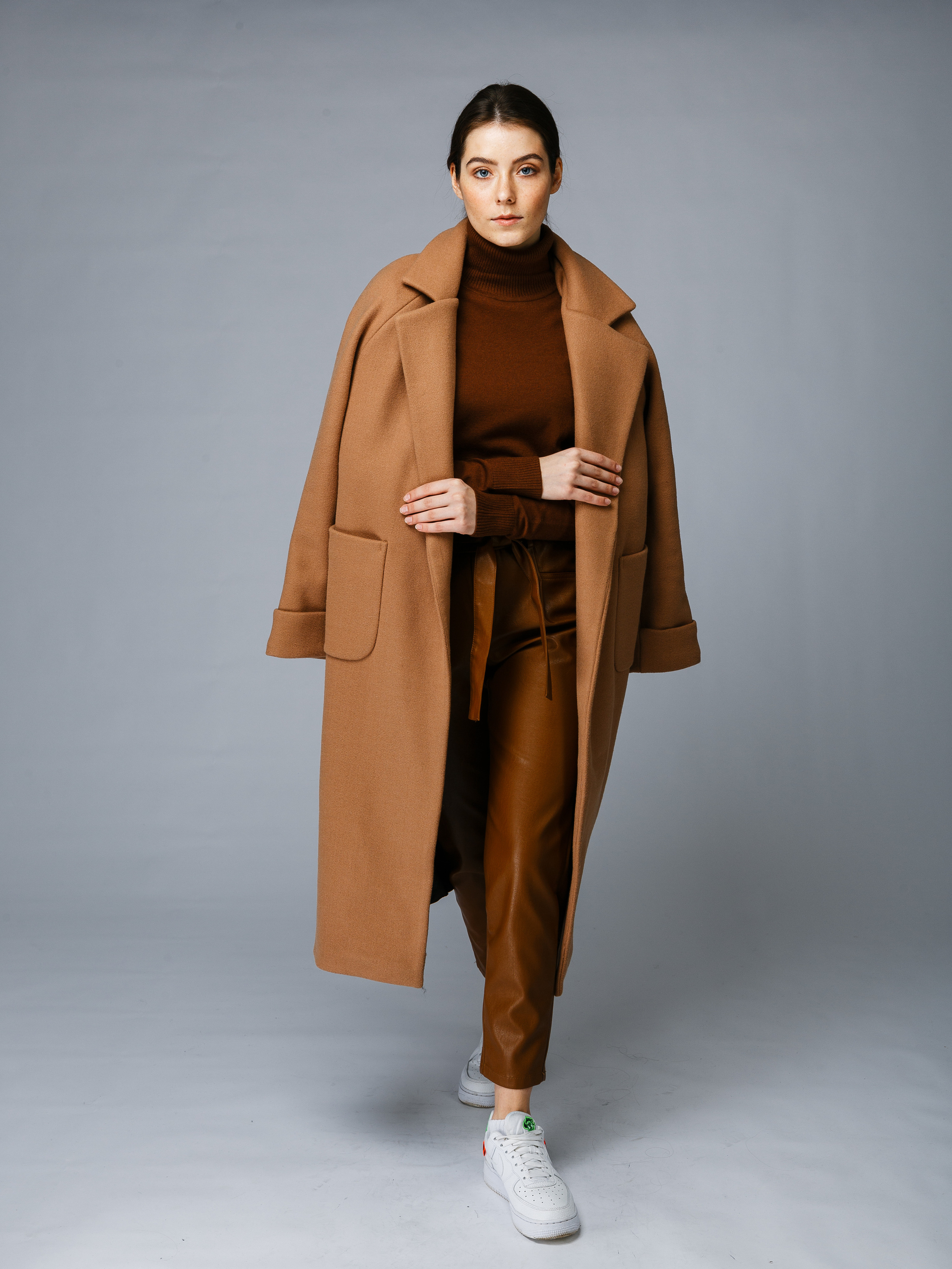 Профессиональный фотограф в Санкт-Петербурге. Студийная фотосъёмка одежды на моделях для каталогов, маркетплейсов, сайтов и печатной рекламной продукции. 