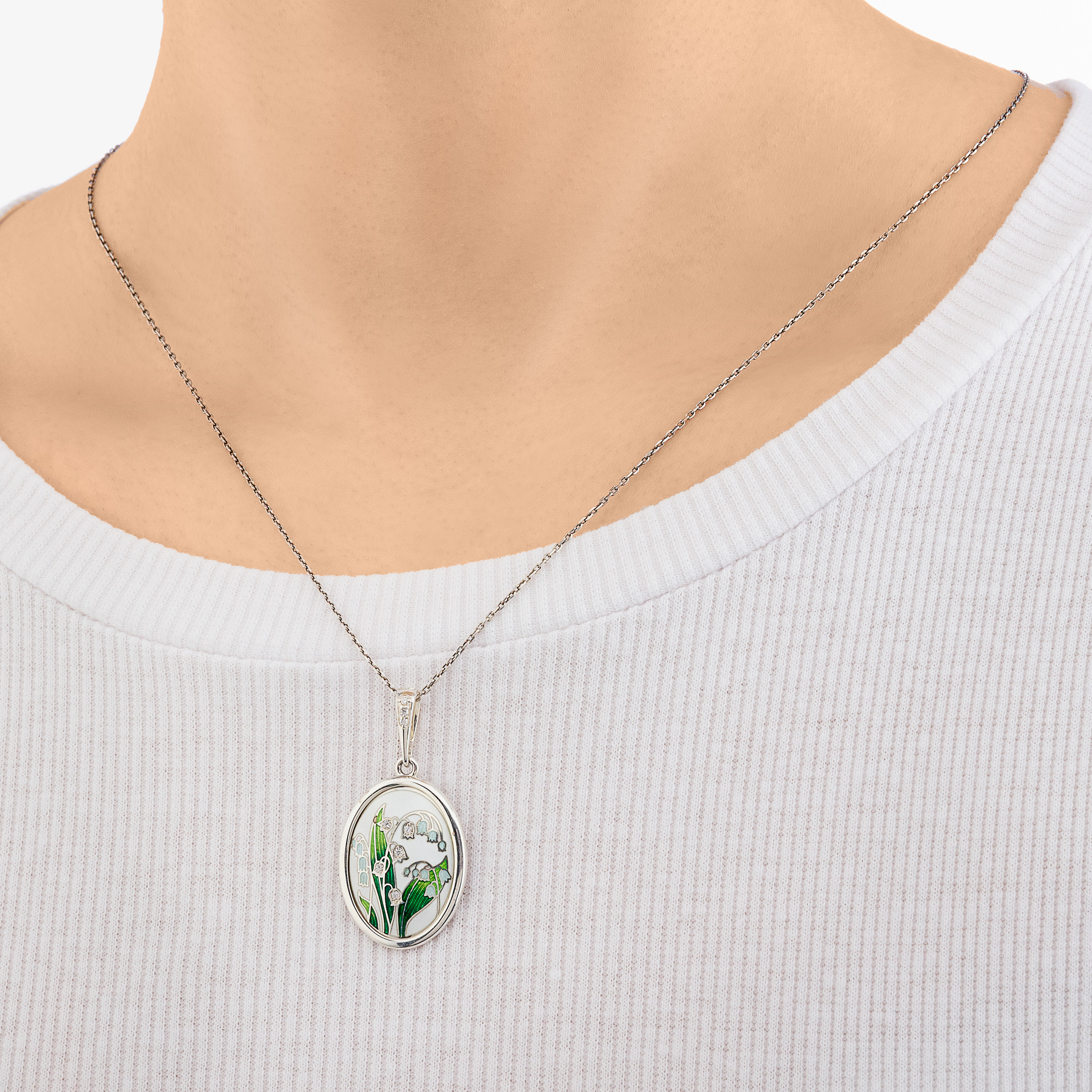 Портретная фотосъемка ювелирных украшений на моделях. Профессиональный фотограф в Санкт-Петербурге. Студийная рекламная фотография. Ювелирный фотограф Сергей Пушкин. Фото для каталога и маркетплейсов. Фотосъёмка на белом фоне. Product photographer in Saint-Petersburg, Russia. Gems photo.