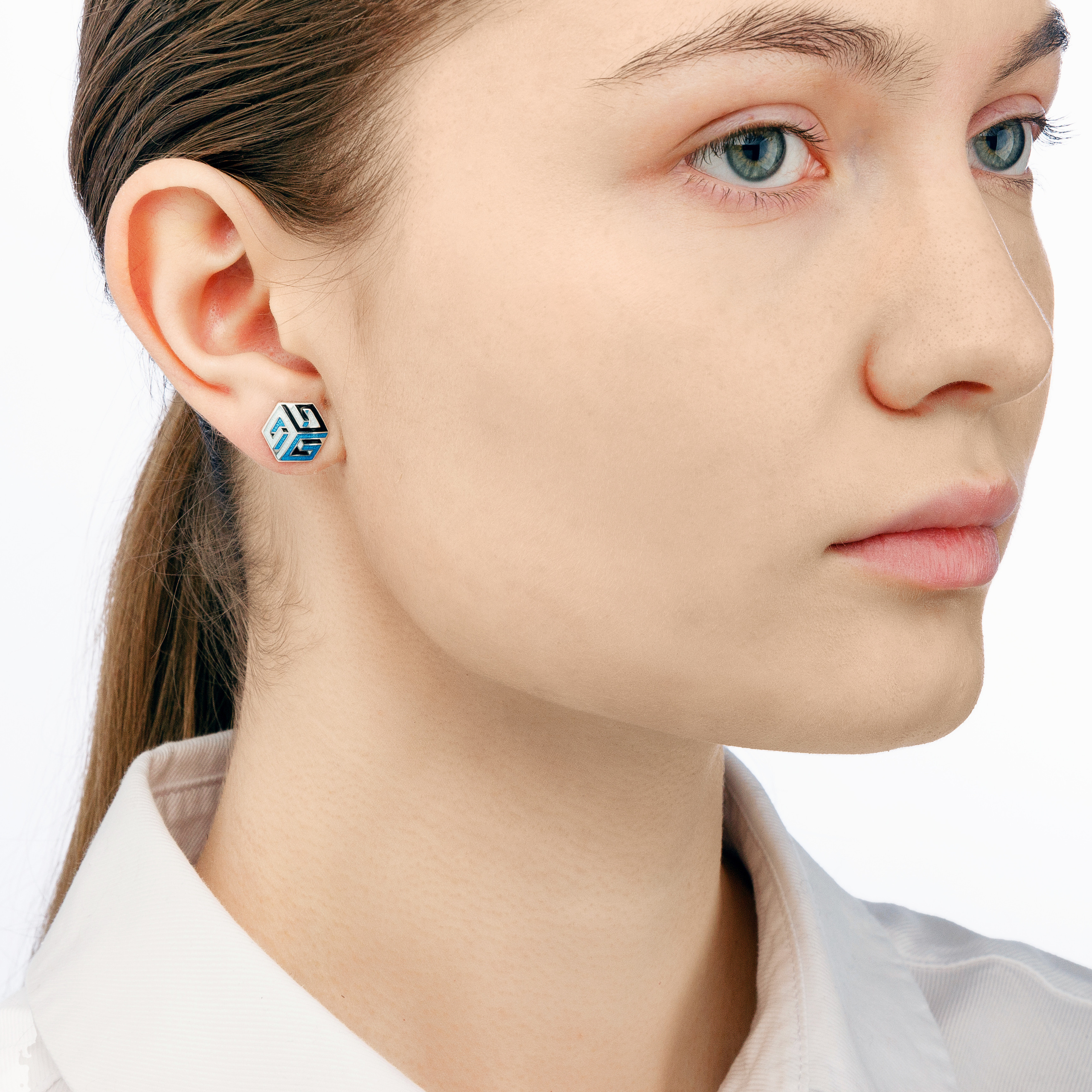 Портретная фотосъемка ювелирных украшений на моделях. Профессиональный фотограф в Санкт-Петербурге. Студийная рекламная фотография. Ювелирный фотограф Сергей Пушкин. Фото для каталога и маркетплейсов. Фотосъёмка на белом фоне. Product photographer in Saint-Petersburg, Russia. Gems photo.