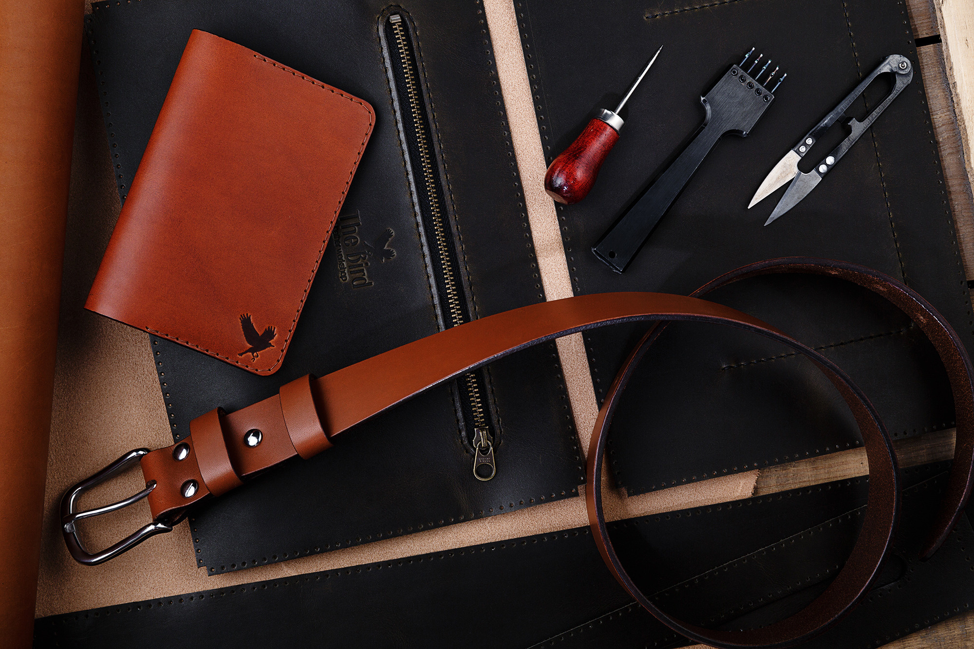 Рекламная фотосъёмка. Предметная фотосъемка изделий из кожи. Профессиональный фотограф в Санкт-Петербурге. Студийная фотография. Фотограф Сергей Пушкин. Фото для рекламы и соцсетей.  Product photographer in Saint-Petersburg, Russia. Фотосъемка товаров для соцсетей и маркетплейсов.