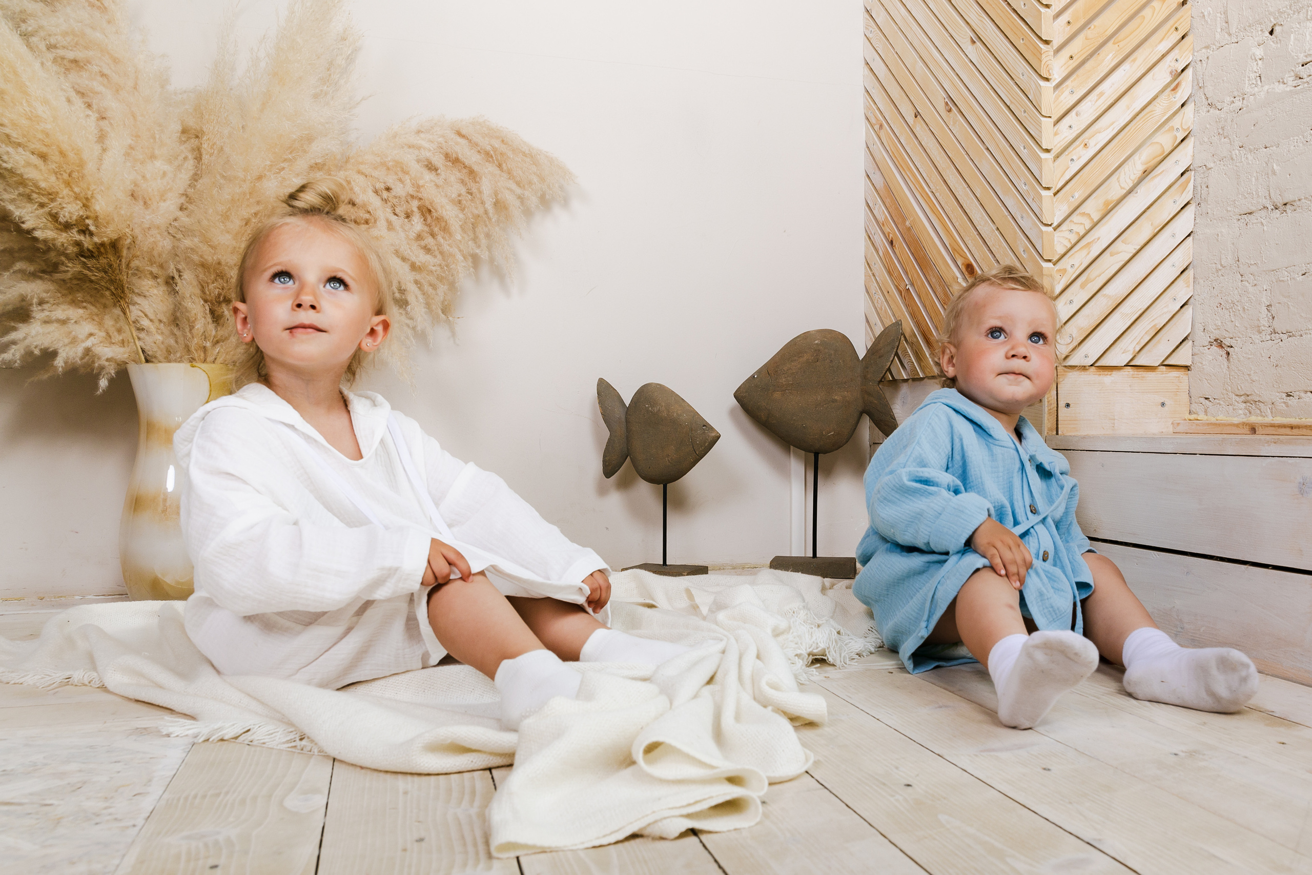 Детская студийная фотосъемка для соцсетей бренда одежды