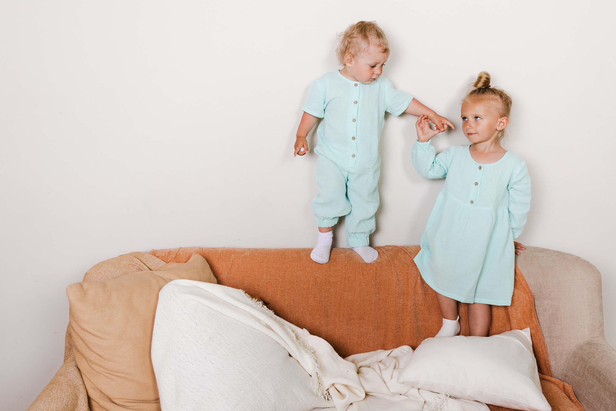 Детская студийная фотосъемка для соцсетей бренда одежды