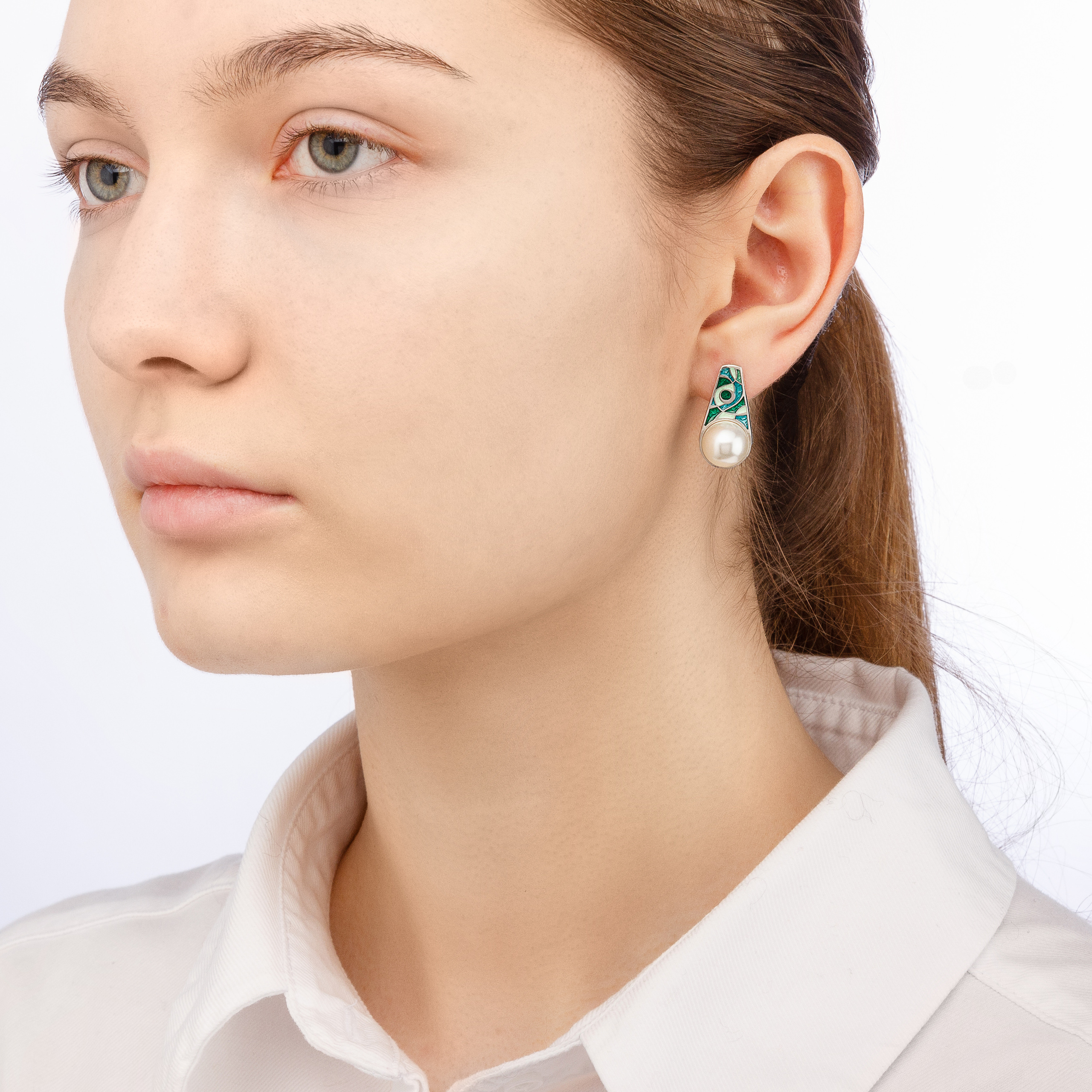 Портретная фотосъемка ювелирных украшений на моделях. Профессиональный фотограф в Санкт-Петербурге. Студийная рекламная фотография. Ювелирный фотограф Сергей Пушкин. Фото для каталога и маркетплейсов. Фотосъёмка на белом фоне. Product photographer in Saint-Petersburg, Russia. Gems photo.