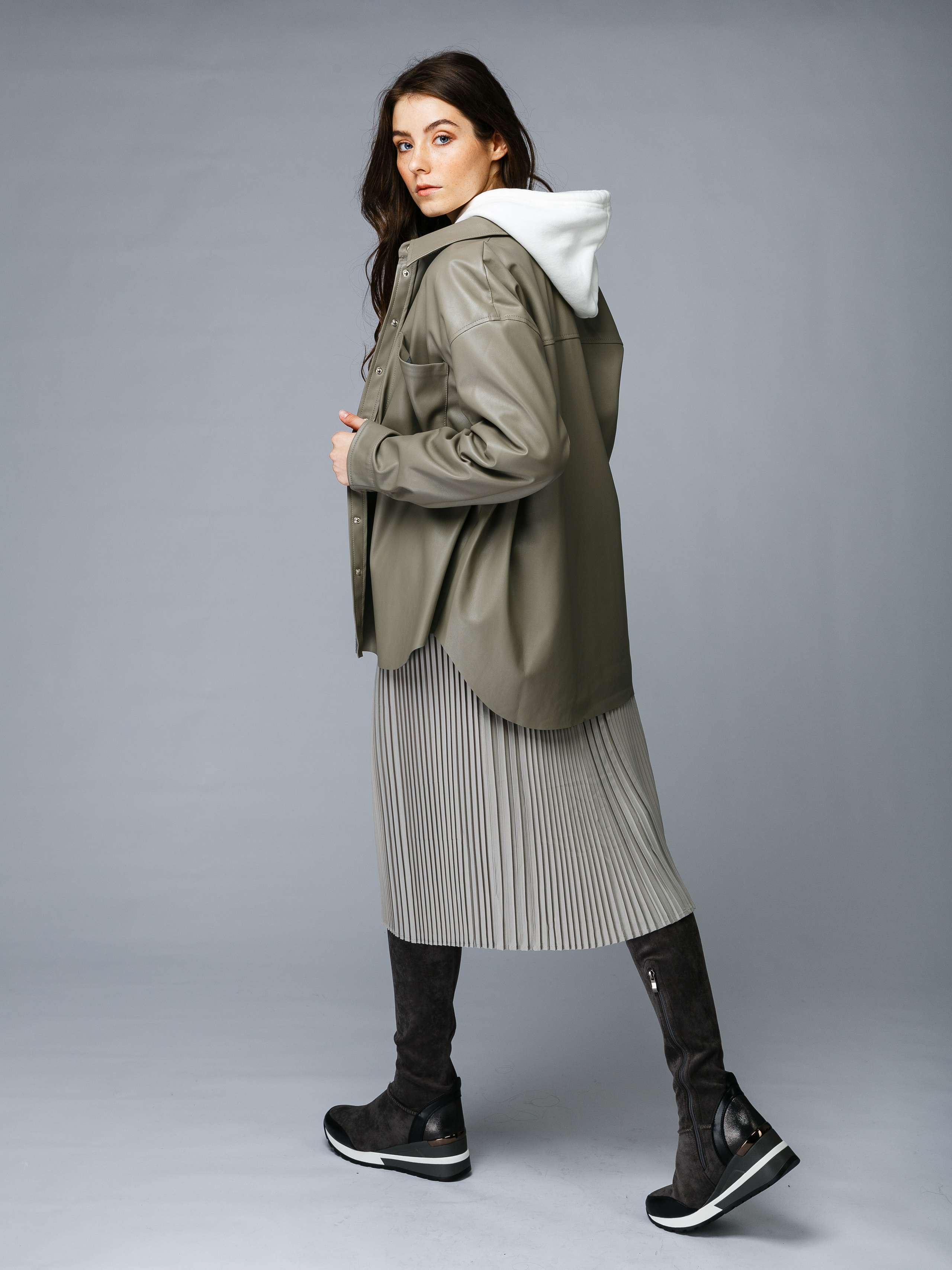 Профессиональный фотограф в Санкт-Петербурге. Студийная фотосъёмка одежды на моделях для каталогов, маркетплейсов, сайтов и печатной рекламной продукции. 