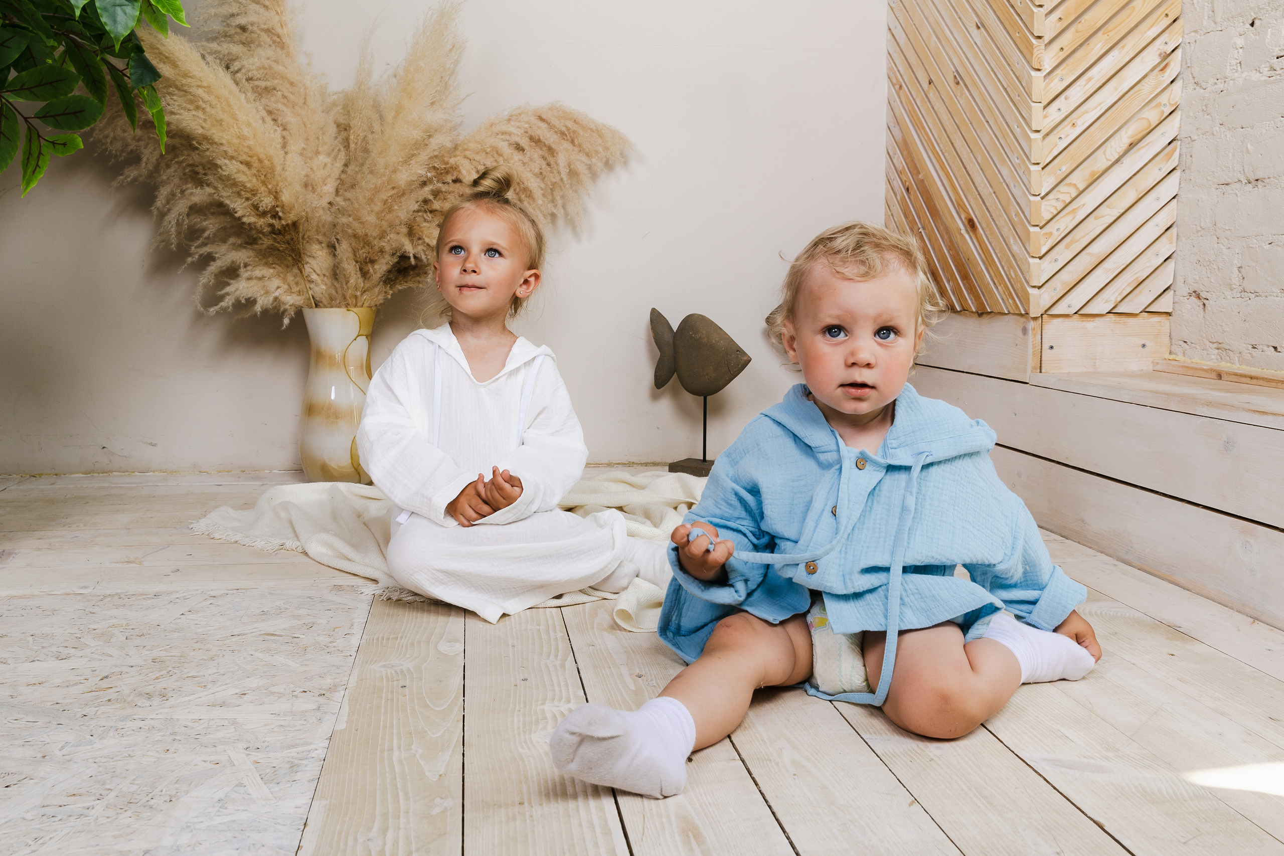 Детская студийная фотосъемка для соцсетей бренда одежды