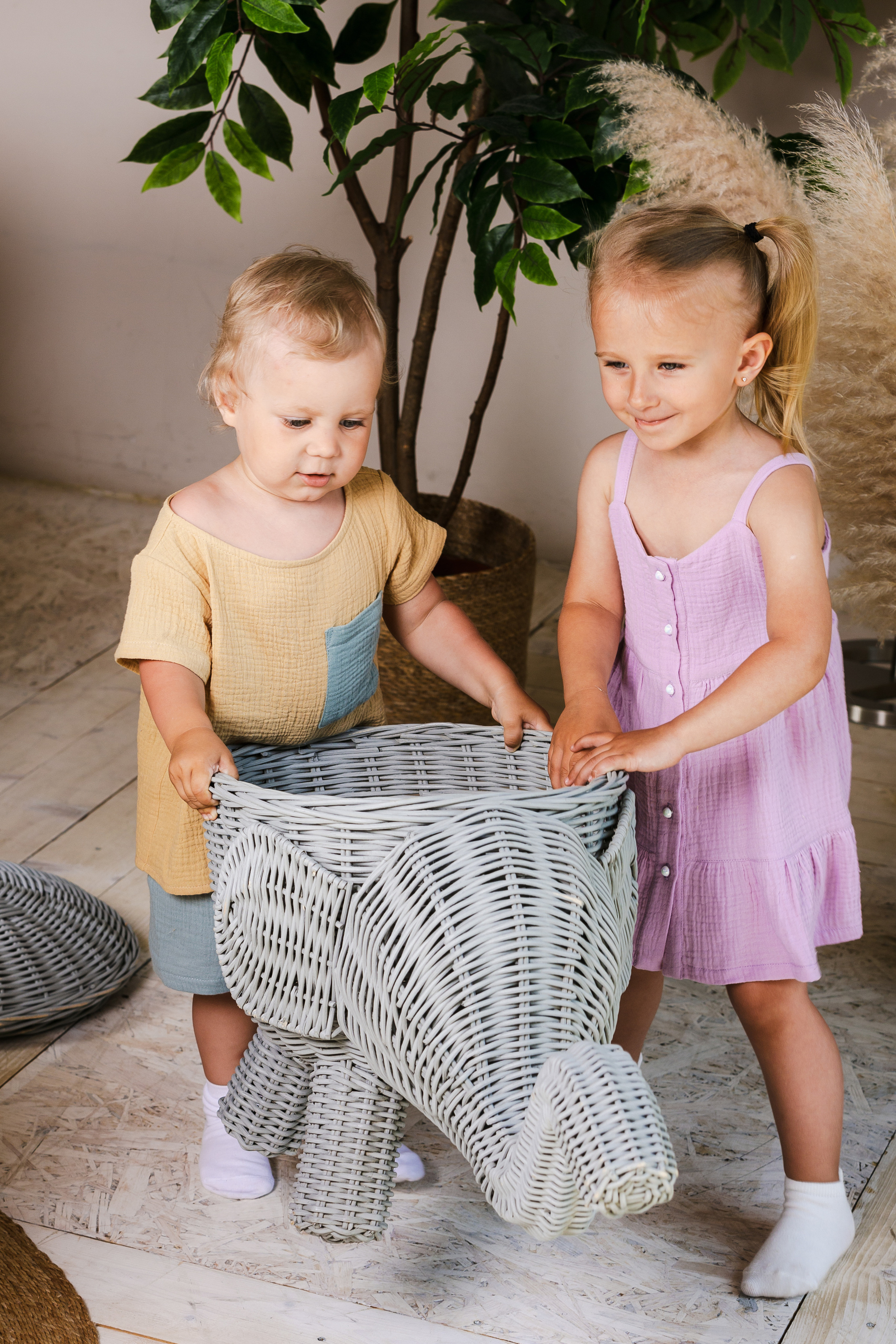 Детская студийная фотосъемка для соцсетей бренда одежды