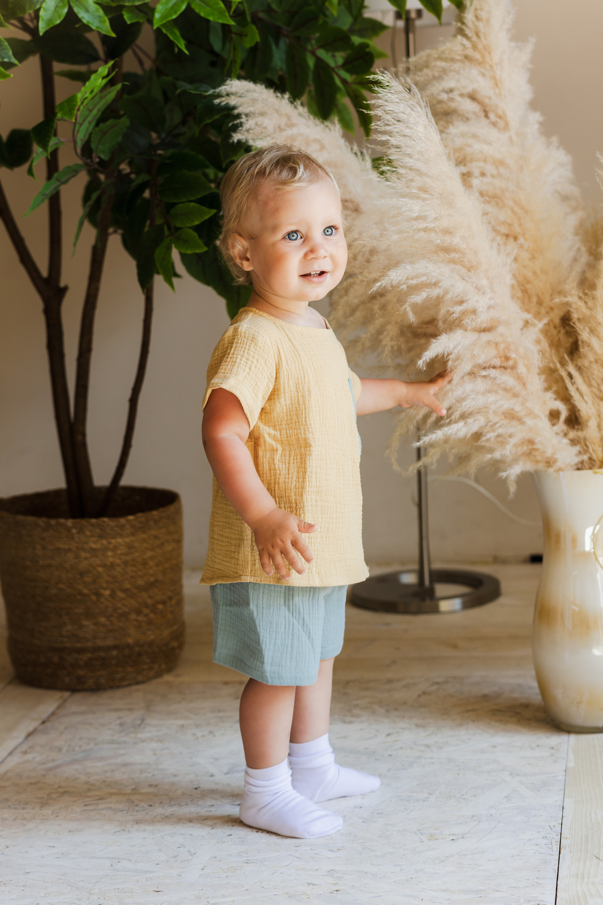 Детская студийная фотосъемка для соцсетей бренда одежды