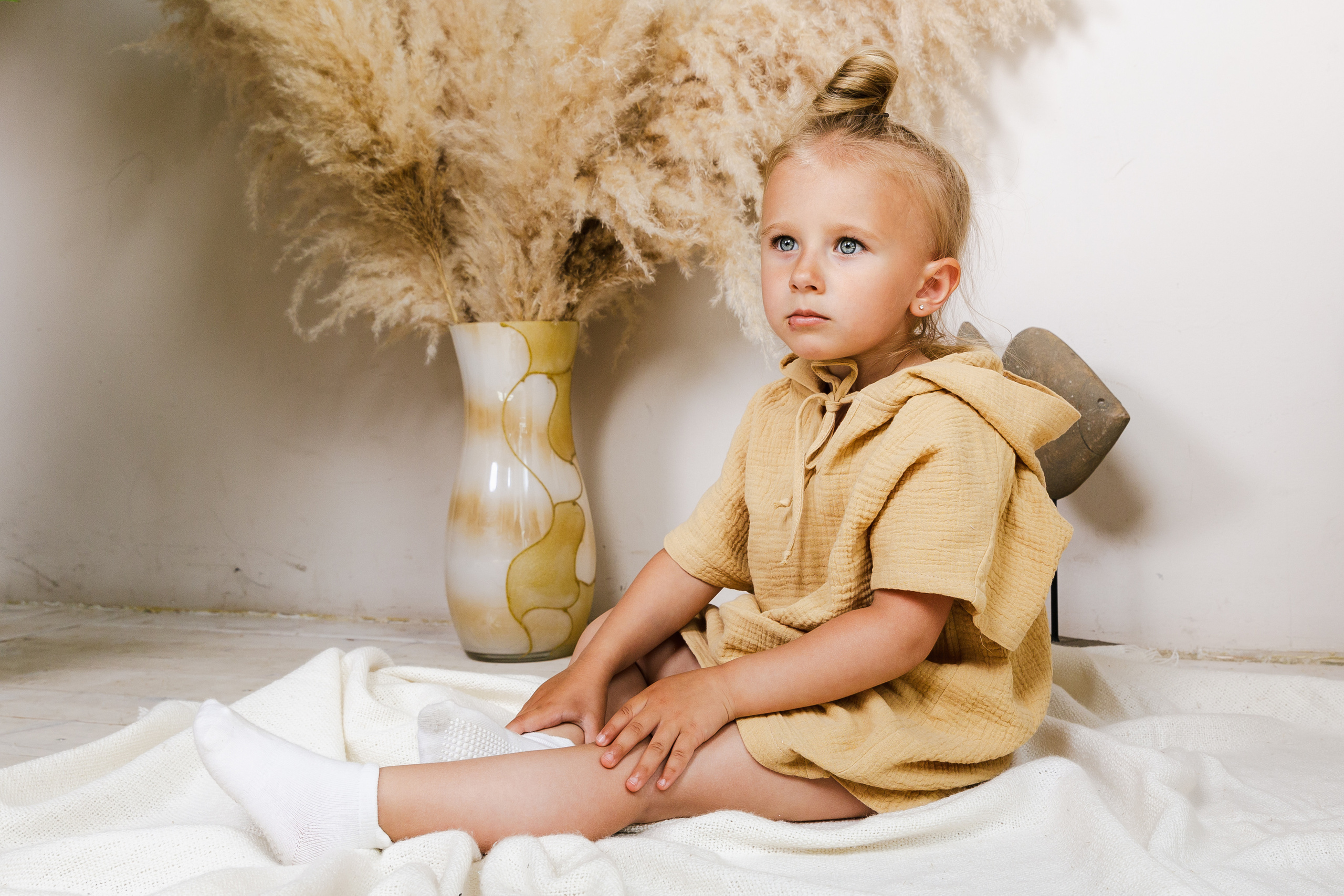 Детская студийная фотосъемка для соцсетей бренда одежды