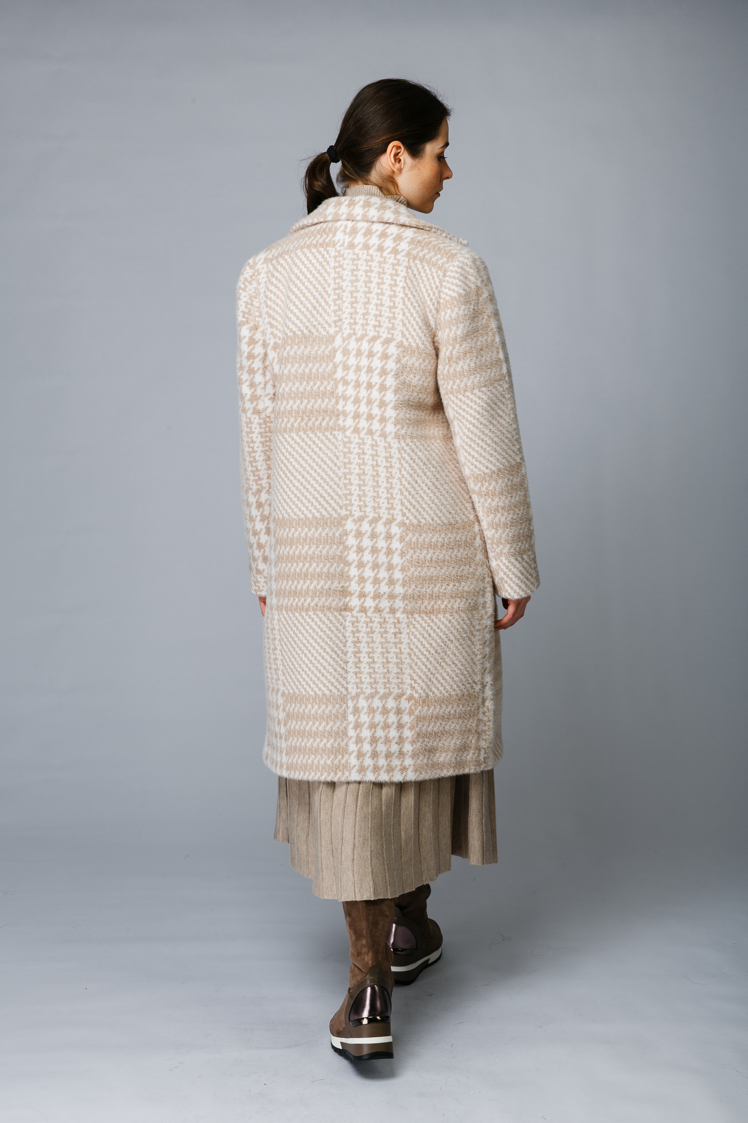 Профессиональный фотограф в Санкт-Петербурге. Студийная фотосъёмка одежды на моделях для каталогов, маркетплейсов, сайтов и печатной рекламной продукции. 