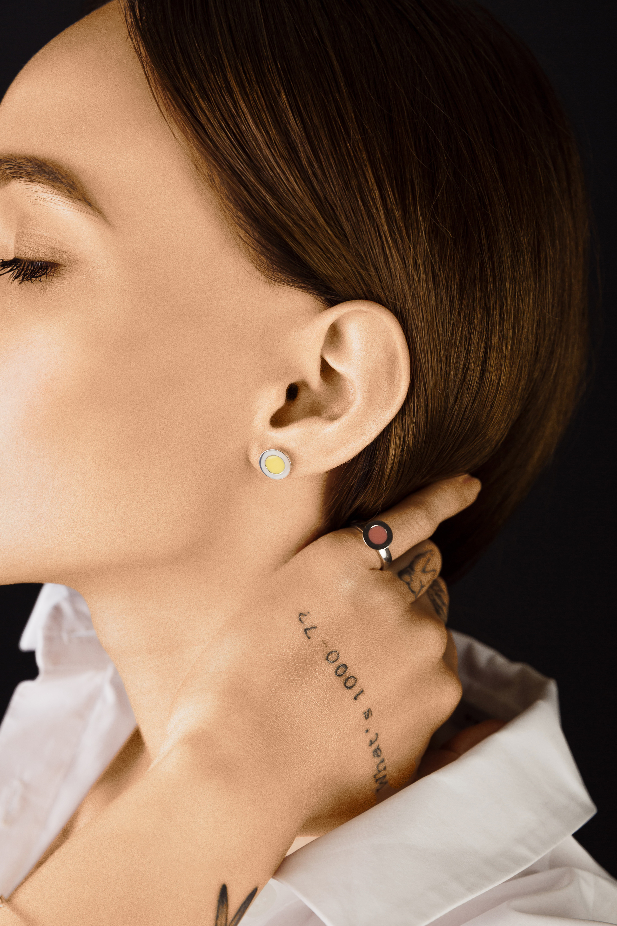 Портретная фотосъемка ювелирных украшений на моделях. Профессиональный фотограф в Санкт-Петербурге. Студийная рекламная фотография. Ювелирный фотограф Сергей Пушкин. Фото для каталога и маркетплейсов. Фотосъёмка на белом фоне. Product photographer in Saint-Petersburg, Russia. Gems photo.