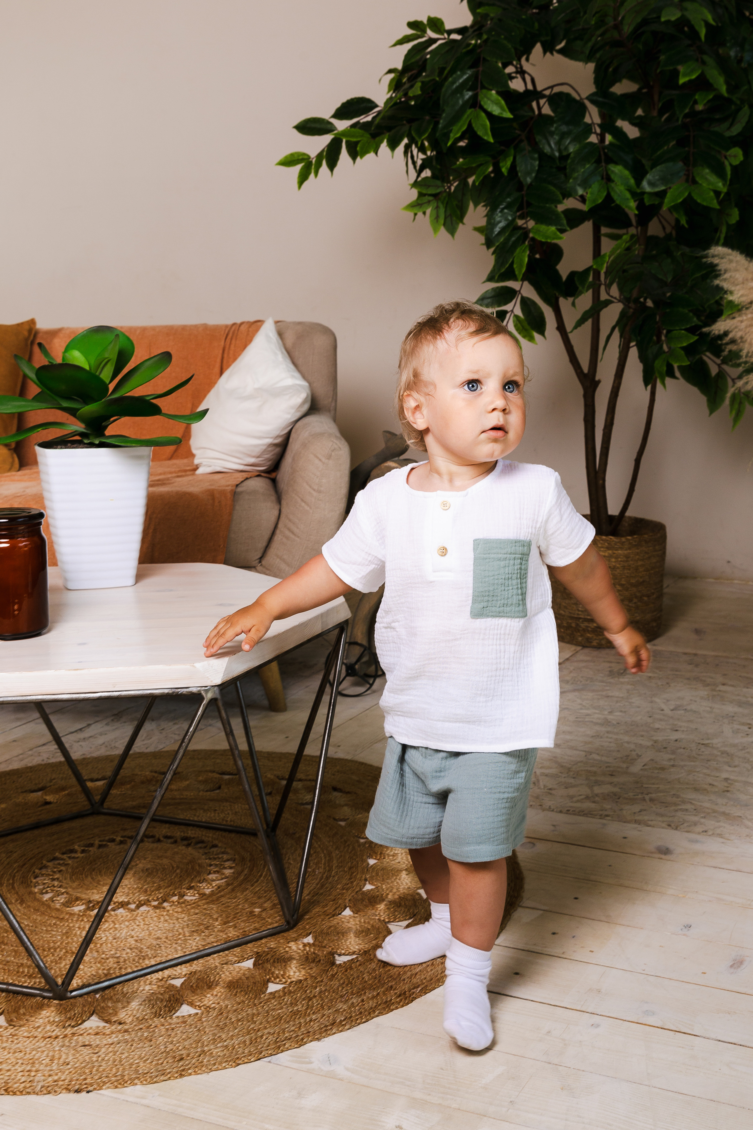 Детская студийная фотосъемка для соцсетей бренда одежды