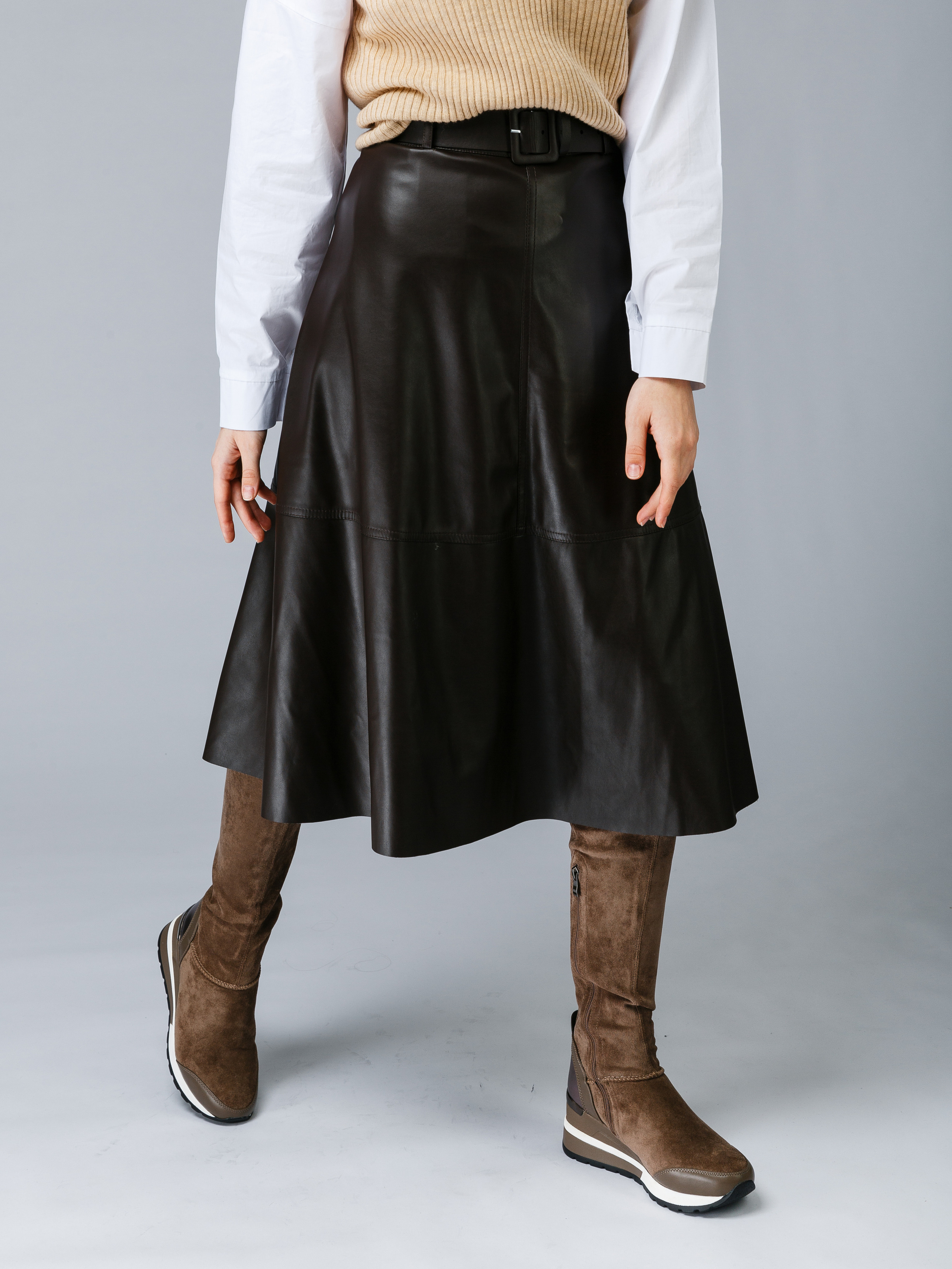 Профессиональный фотограф в Санкт-Петербурге. Студийная фотосъёмка одежды на моделях для каталогов, маркетплейсов, сайтов и печатной рекламной продукции. 