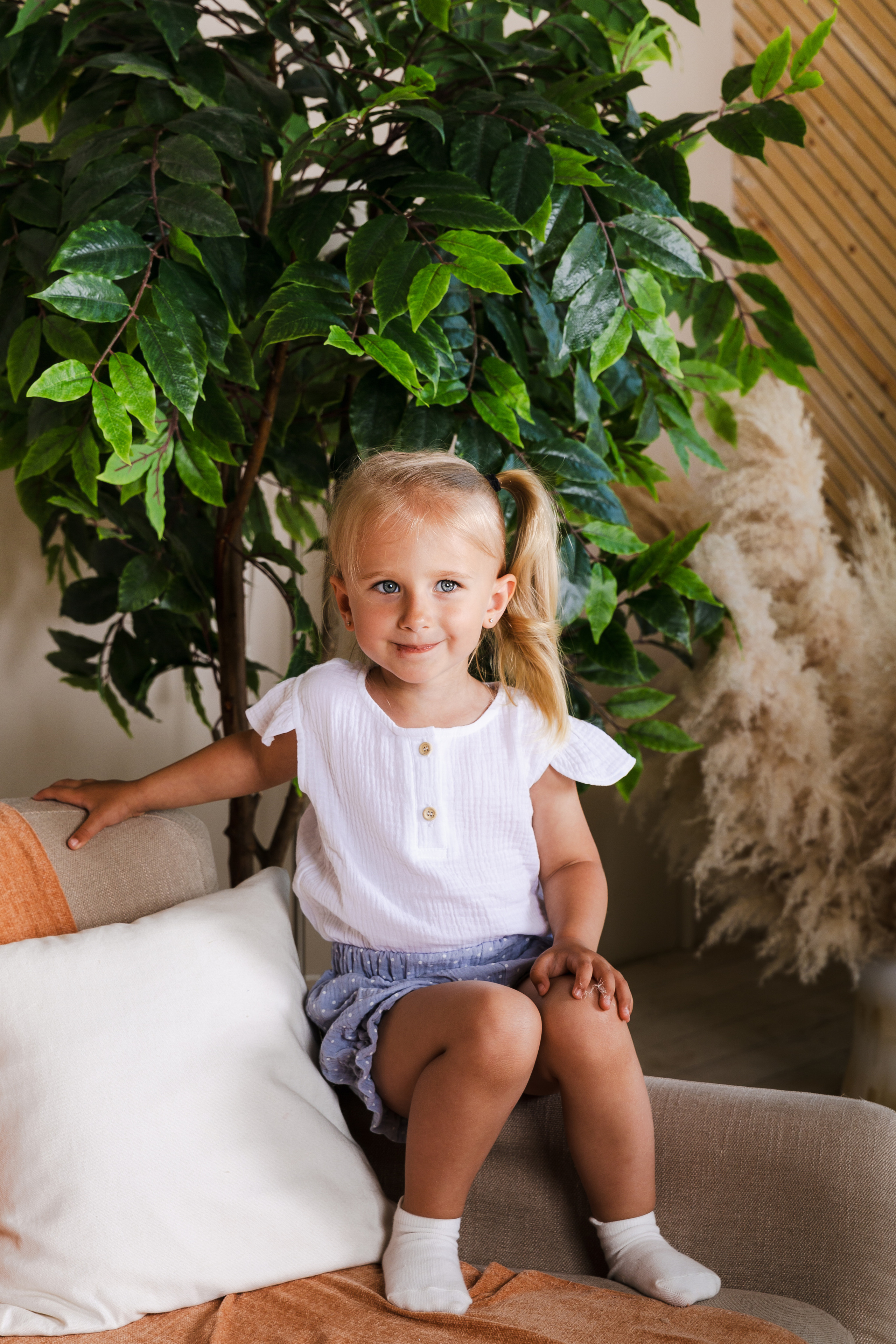 Детская студийная фотосъемка для соцсетей бренда одежды