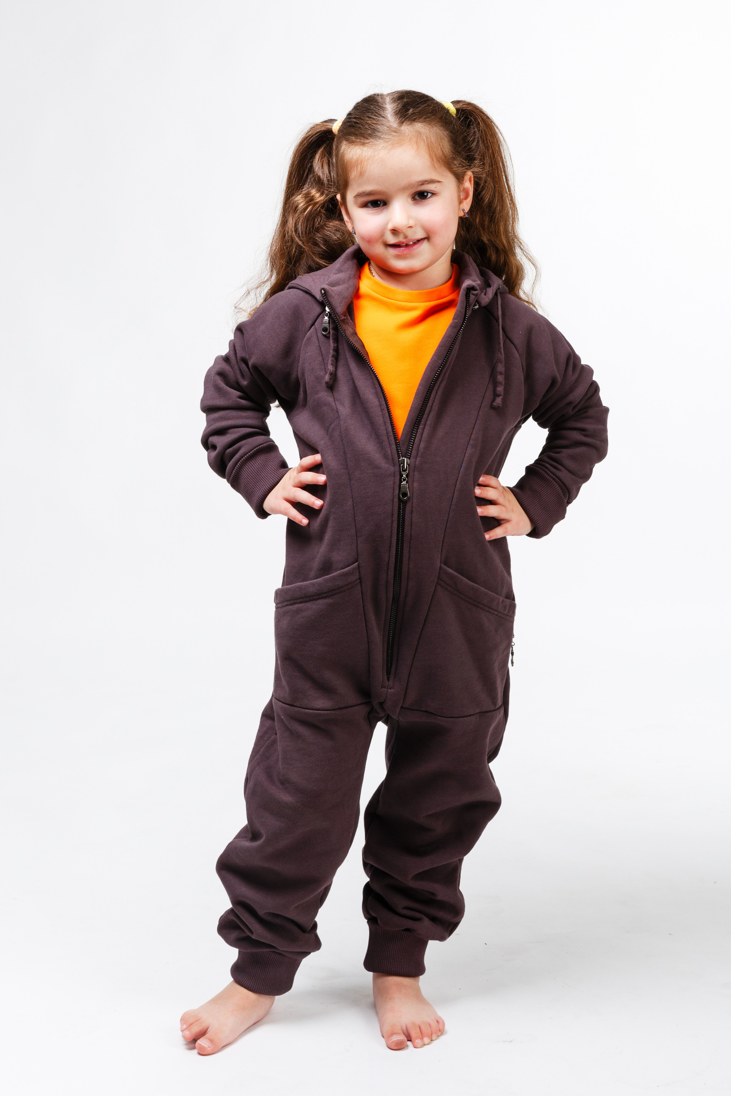 Профессиональный фотограф в Санкт-Петербурге. Студийная фотосъёмка детской и спортивной одежды на моделях для каталогов, маркетплейсов, сайтов и печатной рекламной продукции. Детская фотосессия.