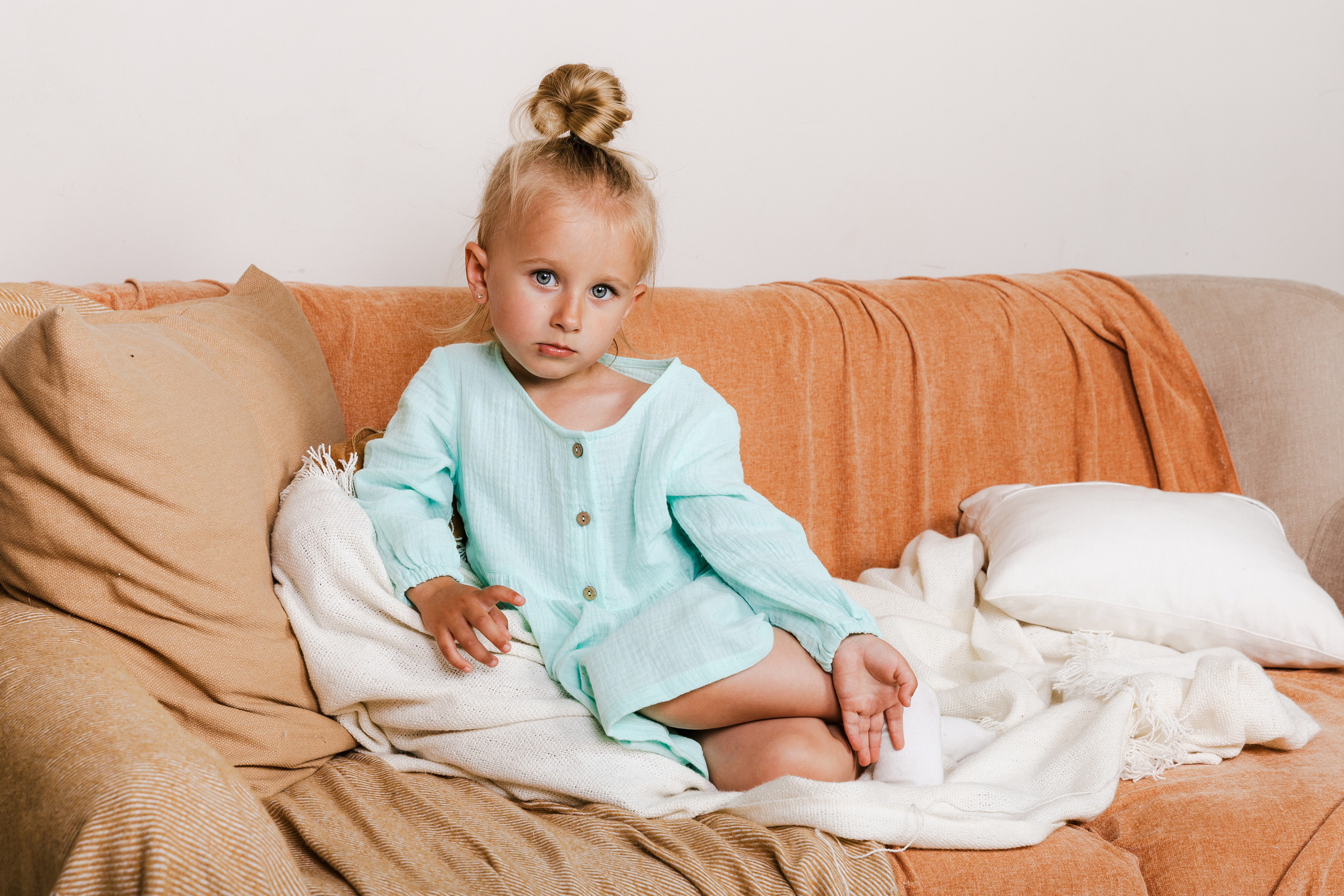 Детская студийная фотосъемка для соцсетей бренда одежды