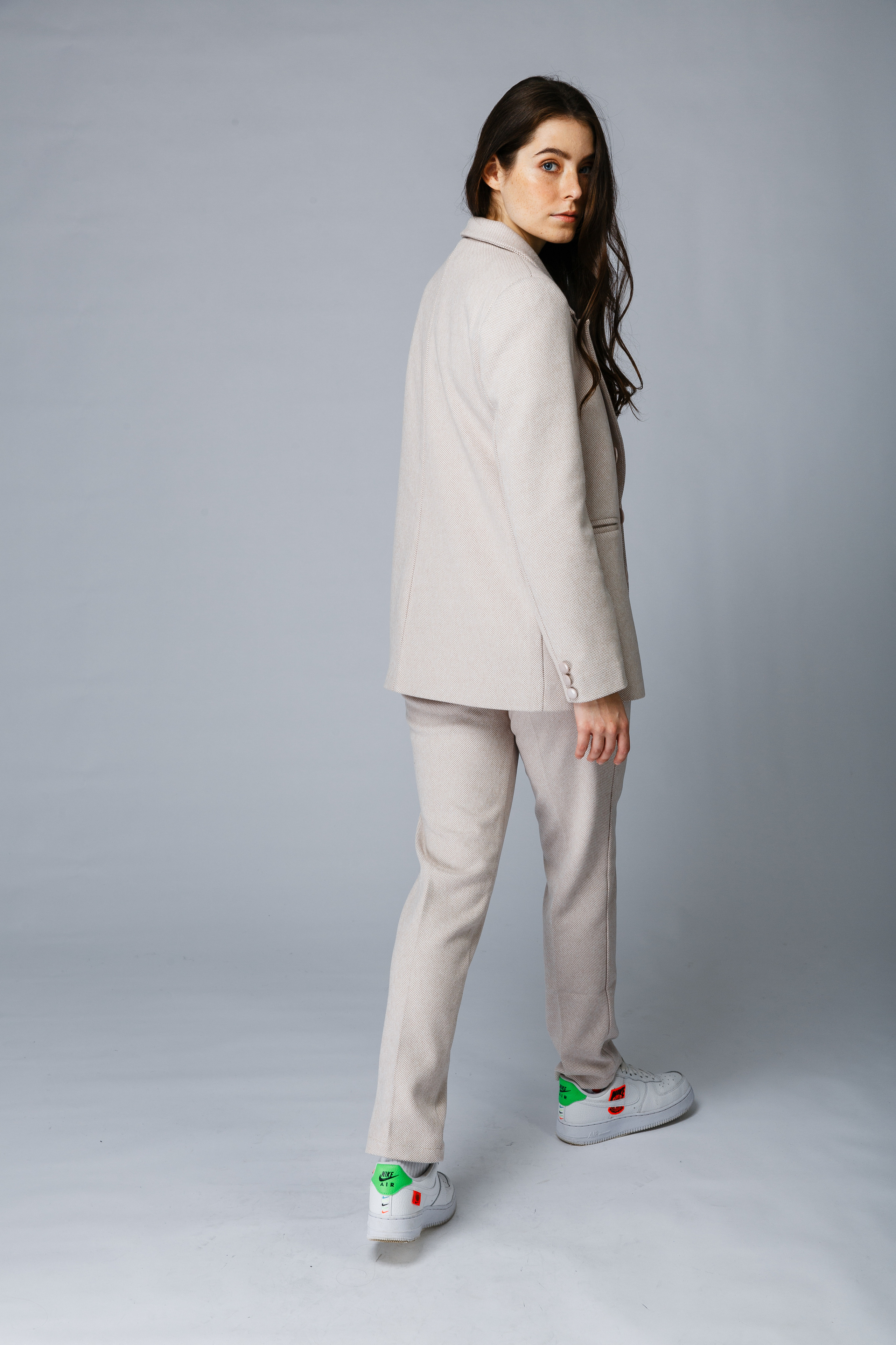 Профессиональный фотограф в Санкт-Петербурге. Студийная фотосъёмка одежды на моделях для каталогов, маркетплейсов, сайтов и печатной рекламной продукции. 