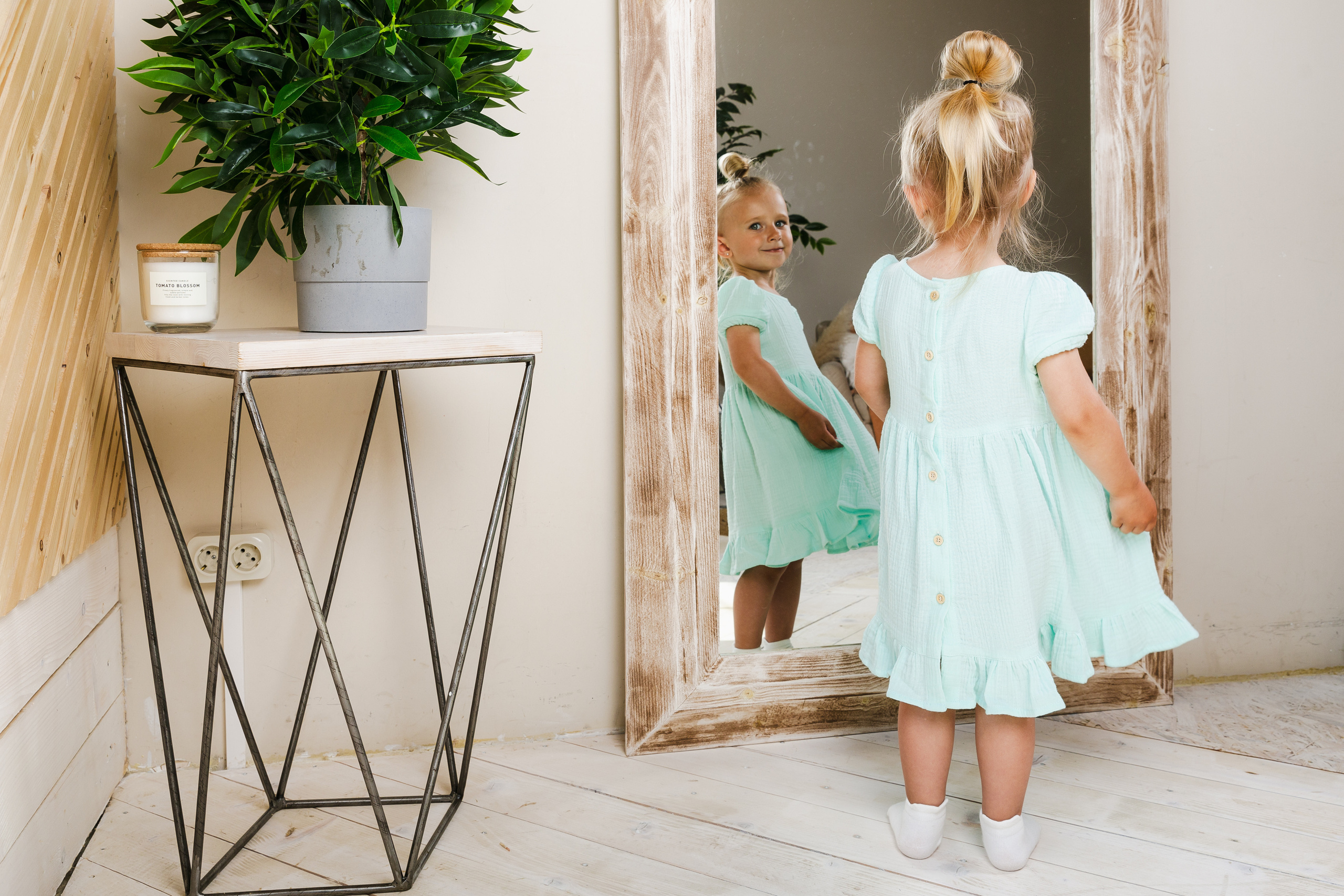 Детская студийная фотосъемка для соцсетей бренда одежды