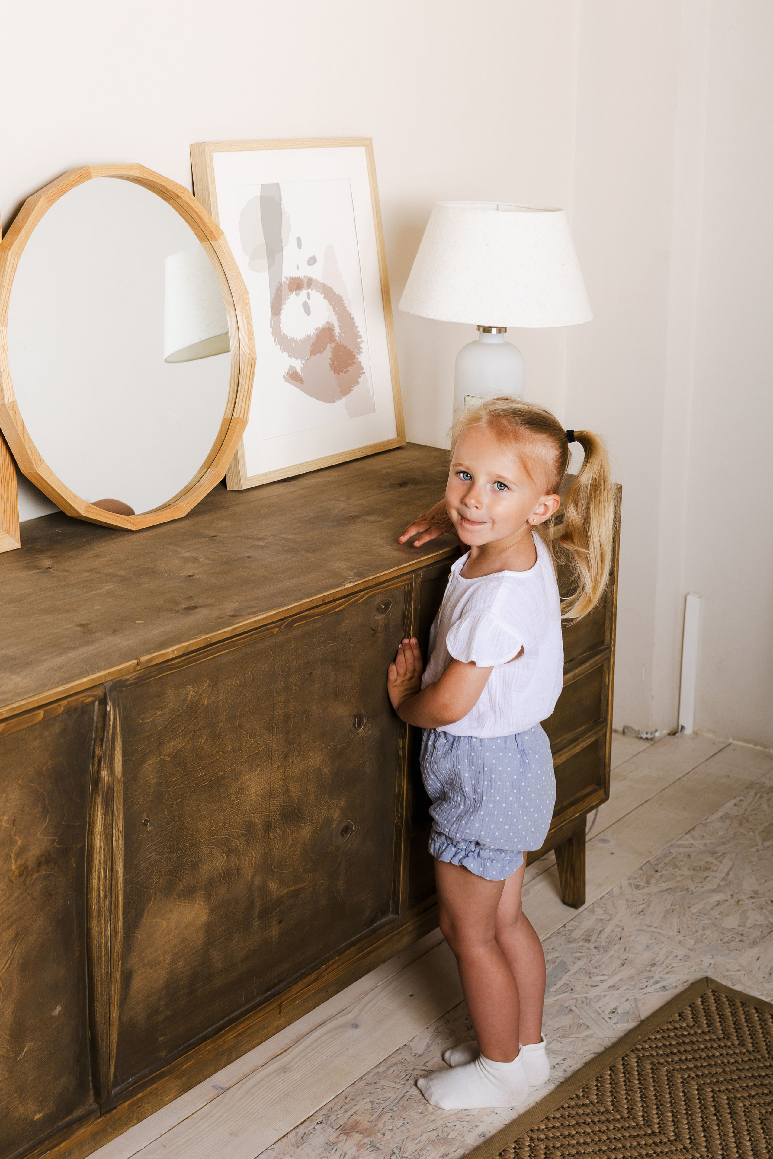 Детская студийная фотосъемка для соцсетей бренда одежды