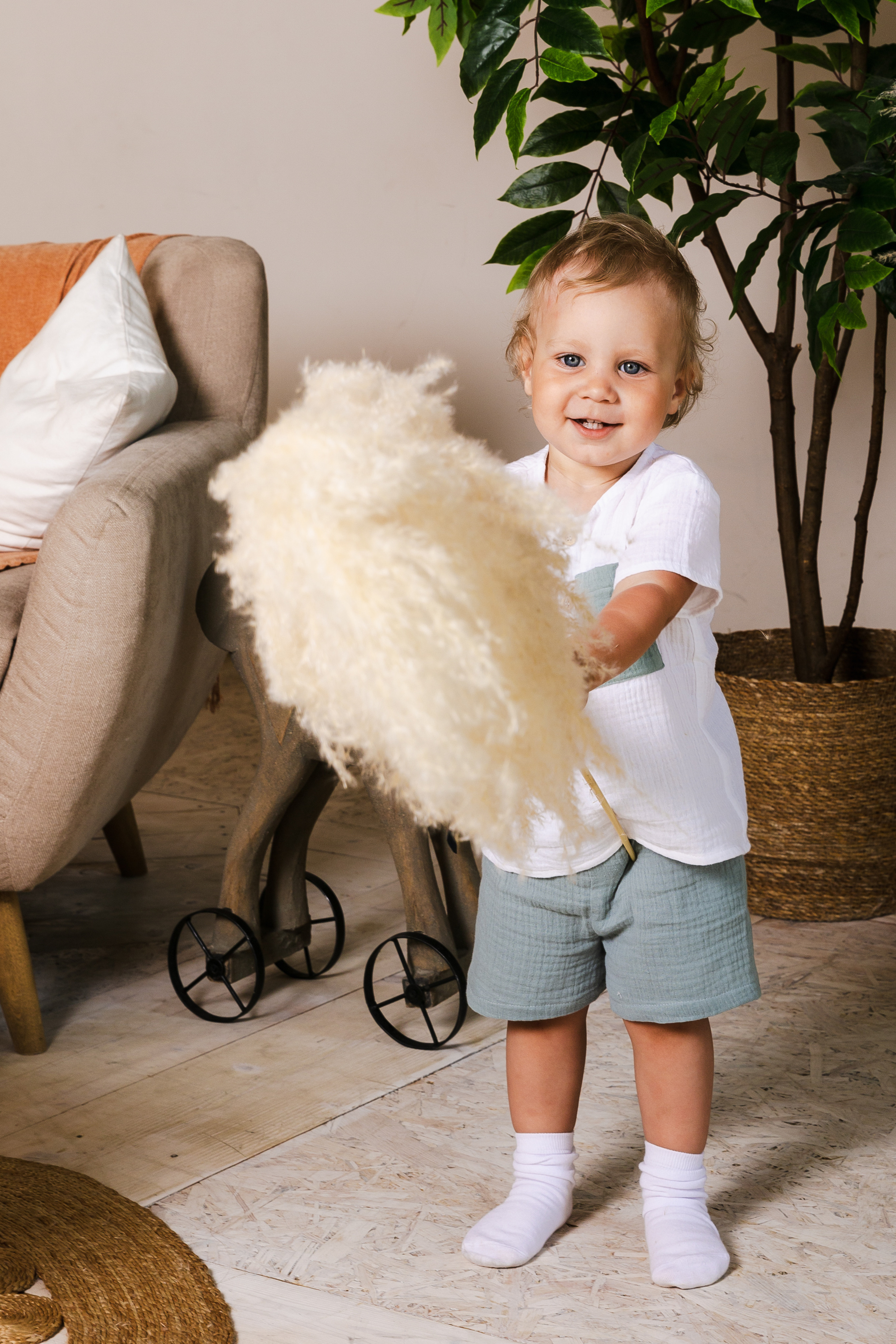 Детская студийная фотосъемка для соцсетей бренда одежды