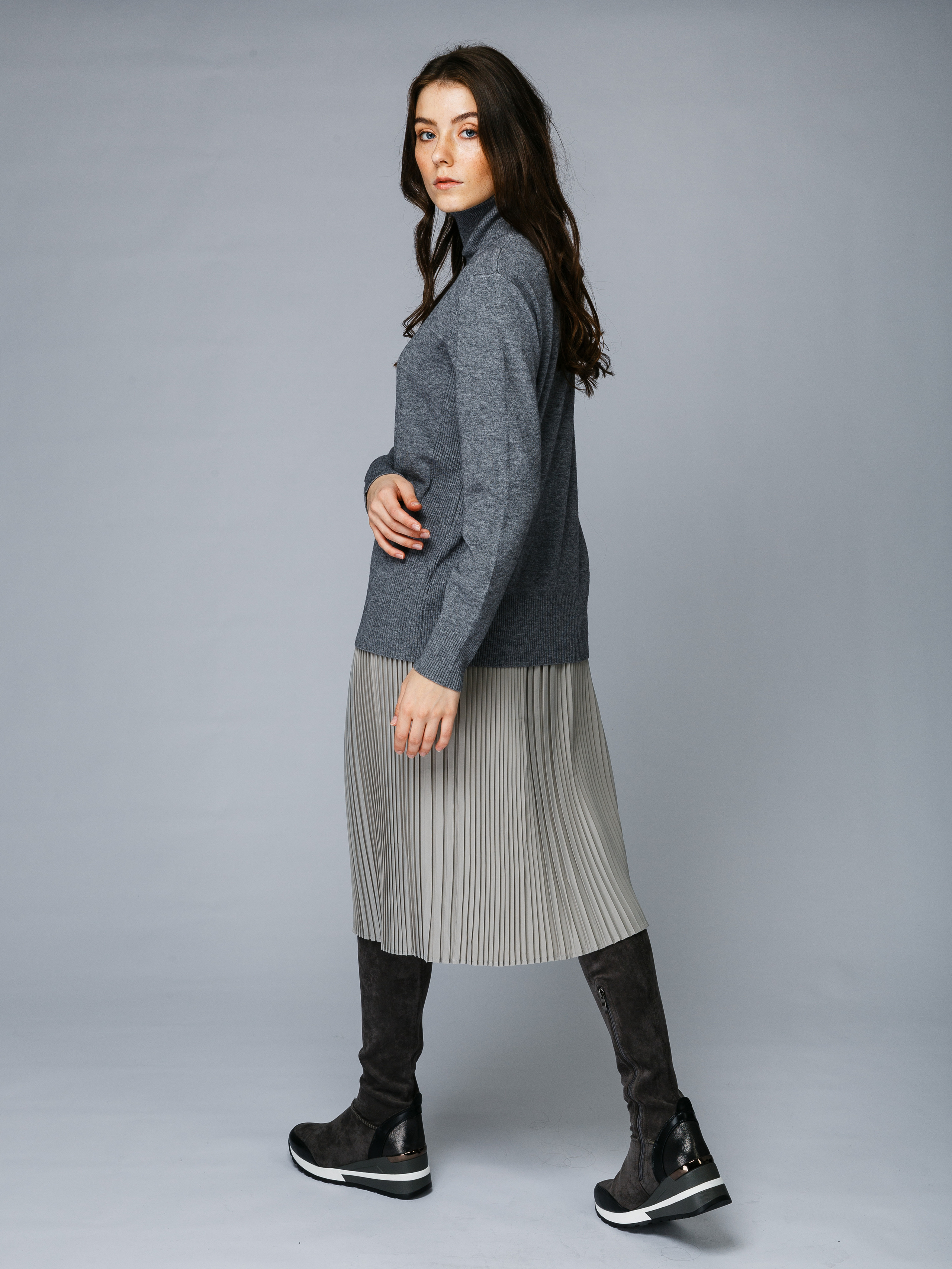 Профессиональный фотограф в Санкт-Петербурге. Студийная фотосъёмка одежды на моделях для каталогов, маркетплейсов, сайтов и печатной рекламной продукции. 