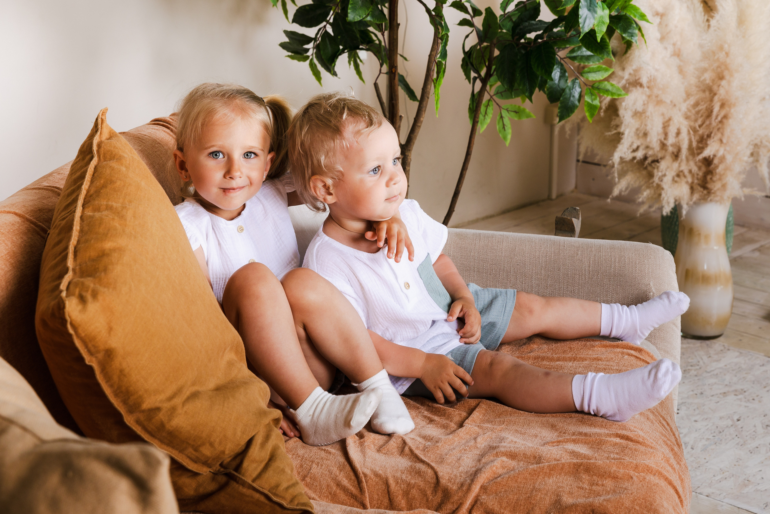 Детская студийная фотосъемка для соцсетей бренда одежды