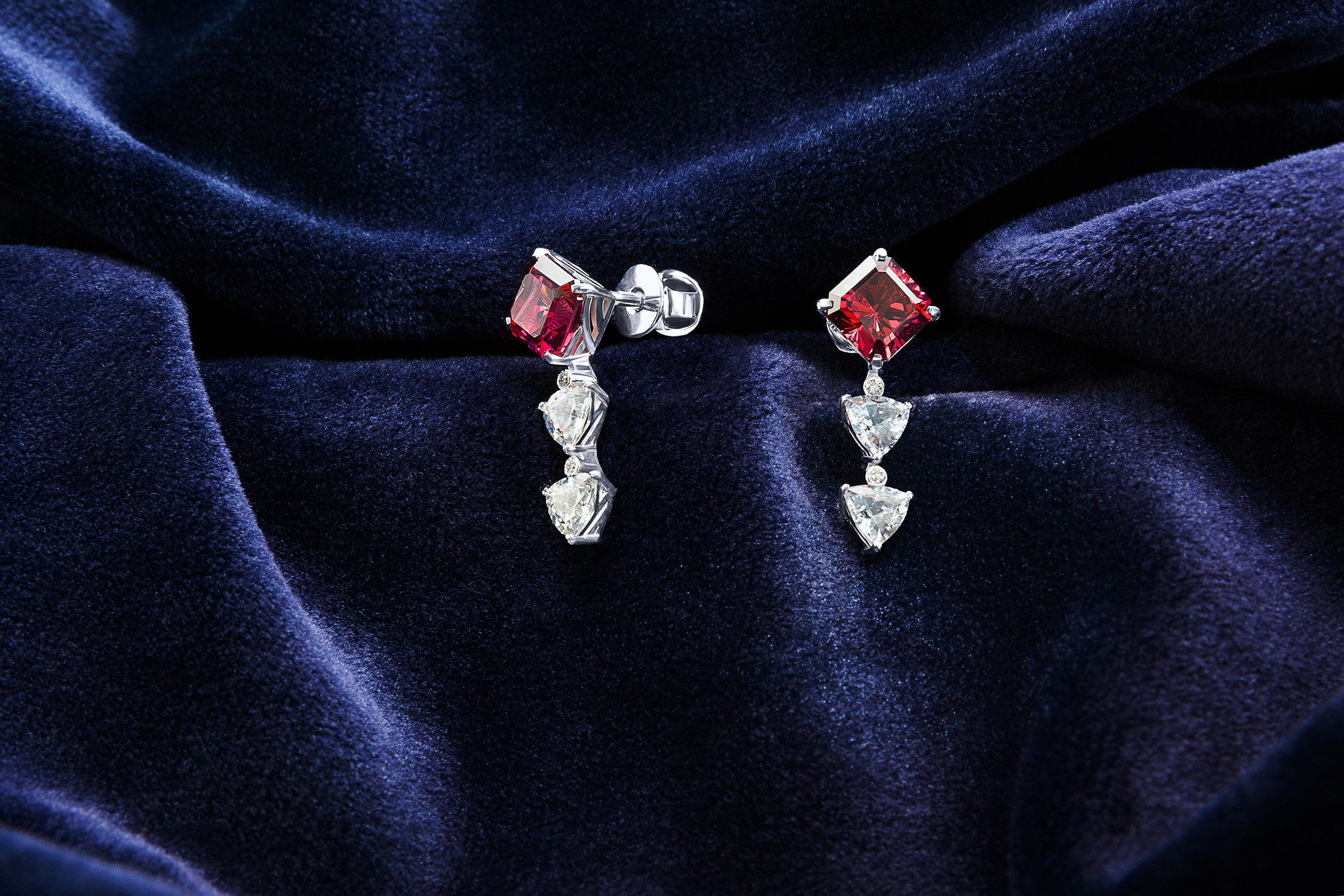 Рекламная фотосъёмка ювелирных украшений и драгоценных камней. Предметная фотосъемка ювелирных украшений. Профессиональный фотограф в Санкт-Петербурге. Студийная фотография. Ювелирный фотограф Сергей Пушкин. Фото для рекламы и соцсетей.  Product photographer in Saint-Petersburg, Russia. Gems photo. Фотосъемка товаров для соцсетей и маркетплейсов. предметная фотосъемка украшений