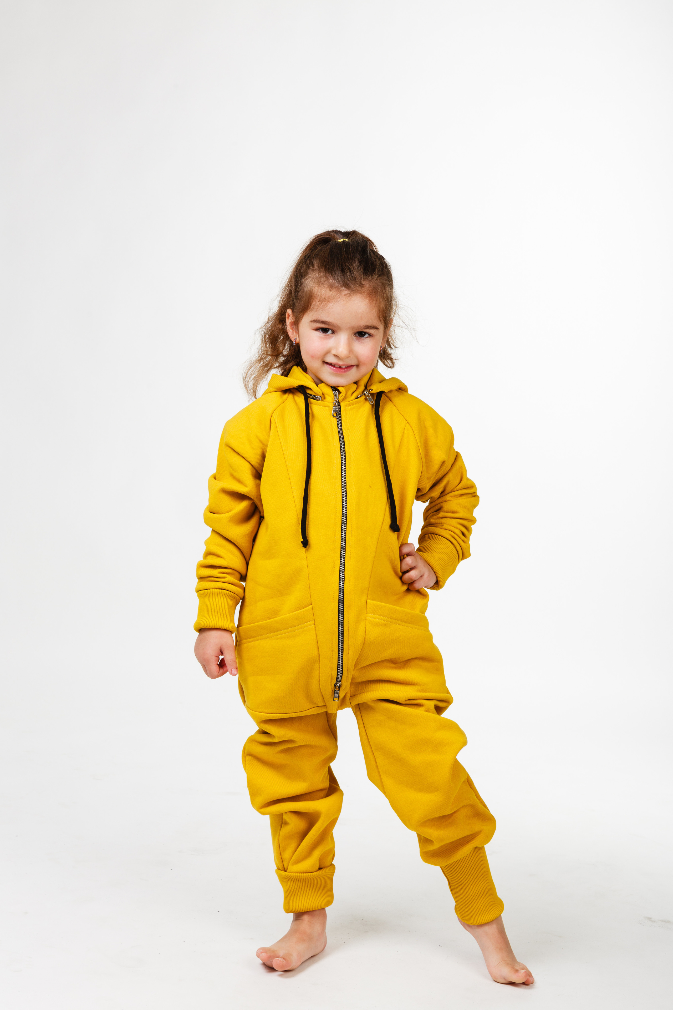 Профессиональный фотограф в Санкт-Петербурге. Студийная фотосъёмка детской и спортивной одежды на моделях для каталогов, маркетплейсов, сайтов и печатной рекламной продукции. Детская фотосессия.