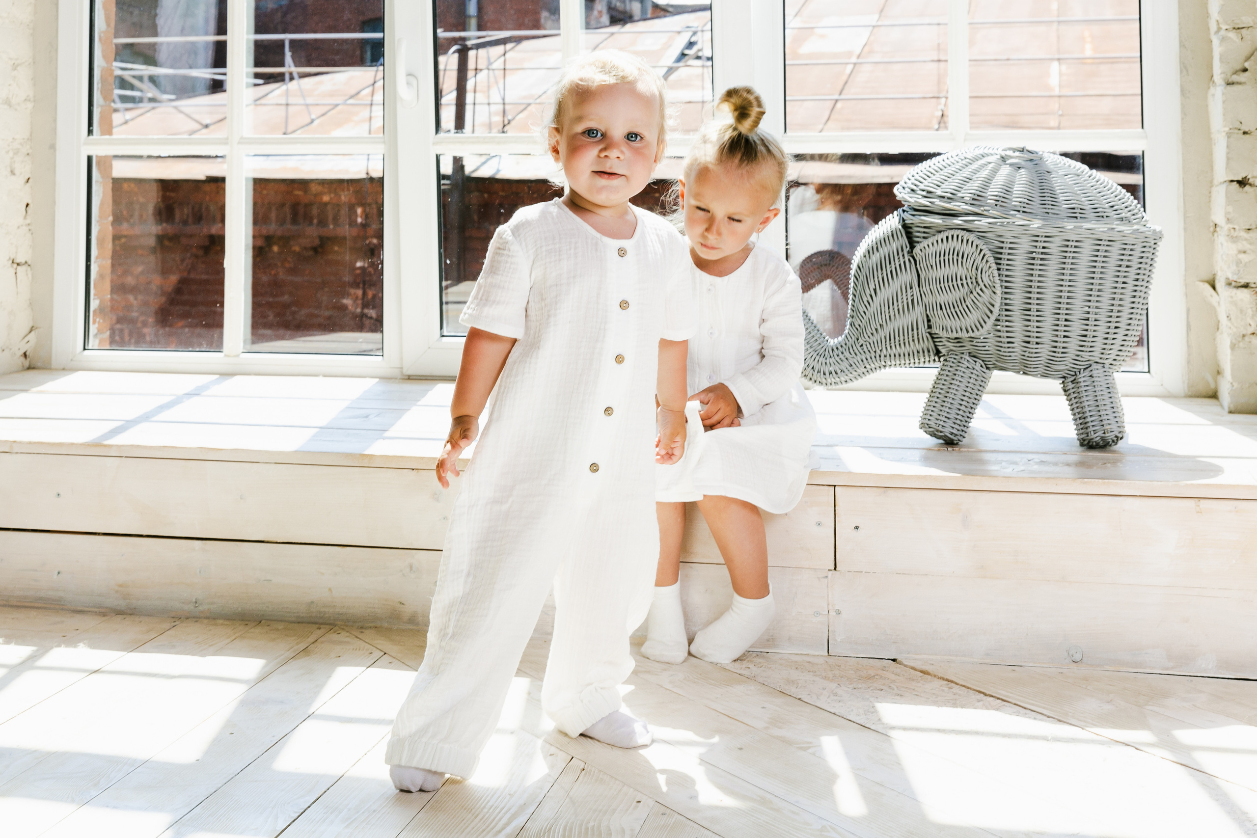 Детская студийная фотосъемка для соцсетей бренда одежды