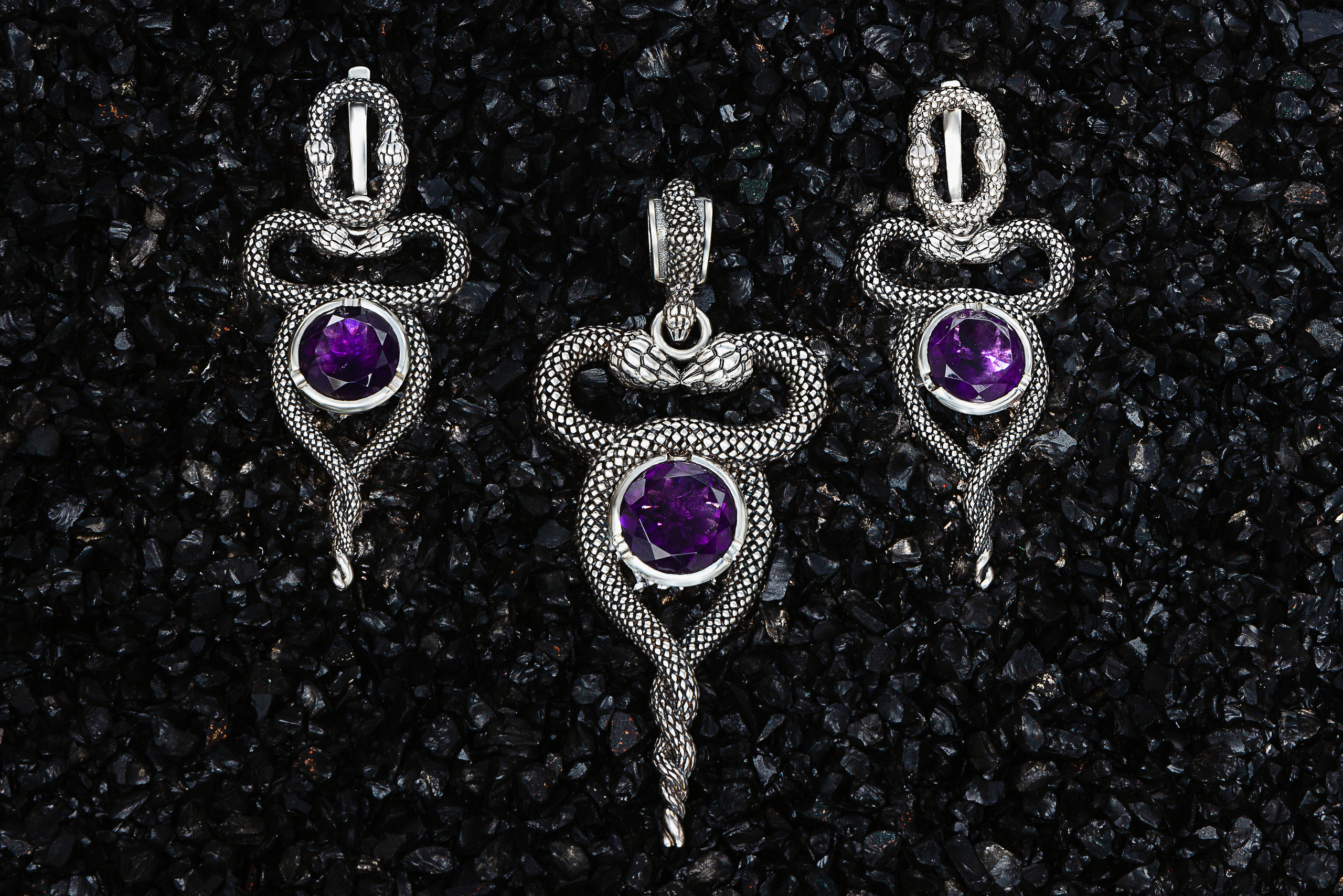 Рекламная фотосъёмка ювелирных украшений и драгоценных камней. Предметная фотосъемка ювелирных украшений. Профессиональный фотограф в Санкт-Петербурге. Студийная фотография. Ювелирный фотограф Сергей Пушкин. Фото для рекламы и соцсетей.  Product photographer in Saint-Petersburg, Russia. Gems photo. Фотосъемка товаров для соцсетей и маркетплейсов. Фотостудия. Профессиональный фотограф Сергей Пушкин.