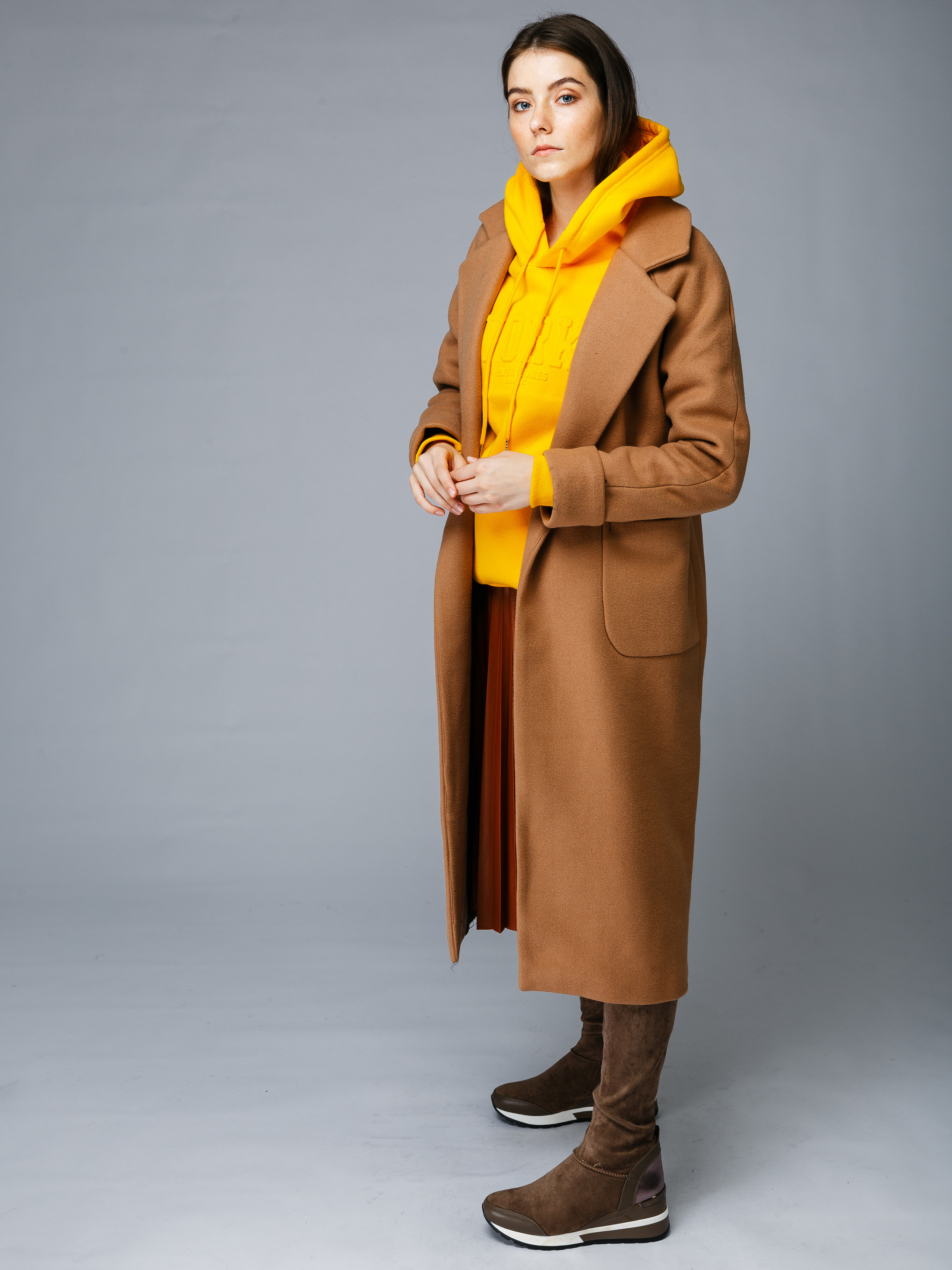 Профессиональный фотограф в Санкт-Петербурге. Студийная фотосъёмка одежды на моделях для каталогов, маркетплейсов, сайтов и печатной рекламной продукции. 