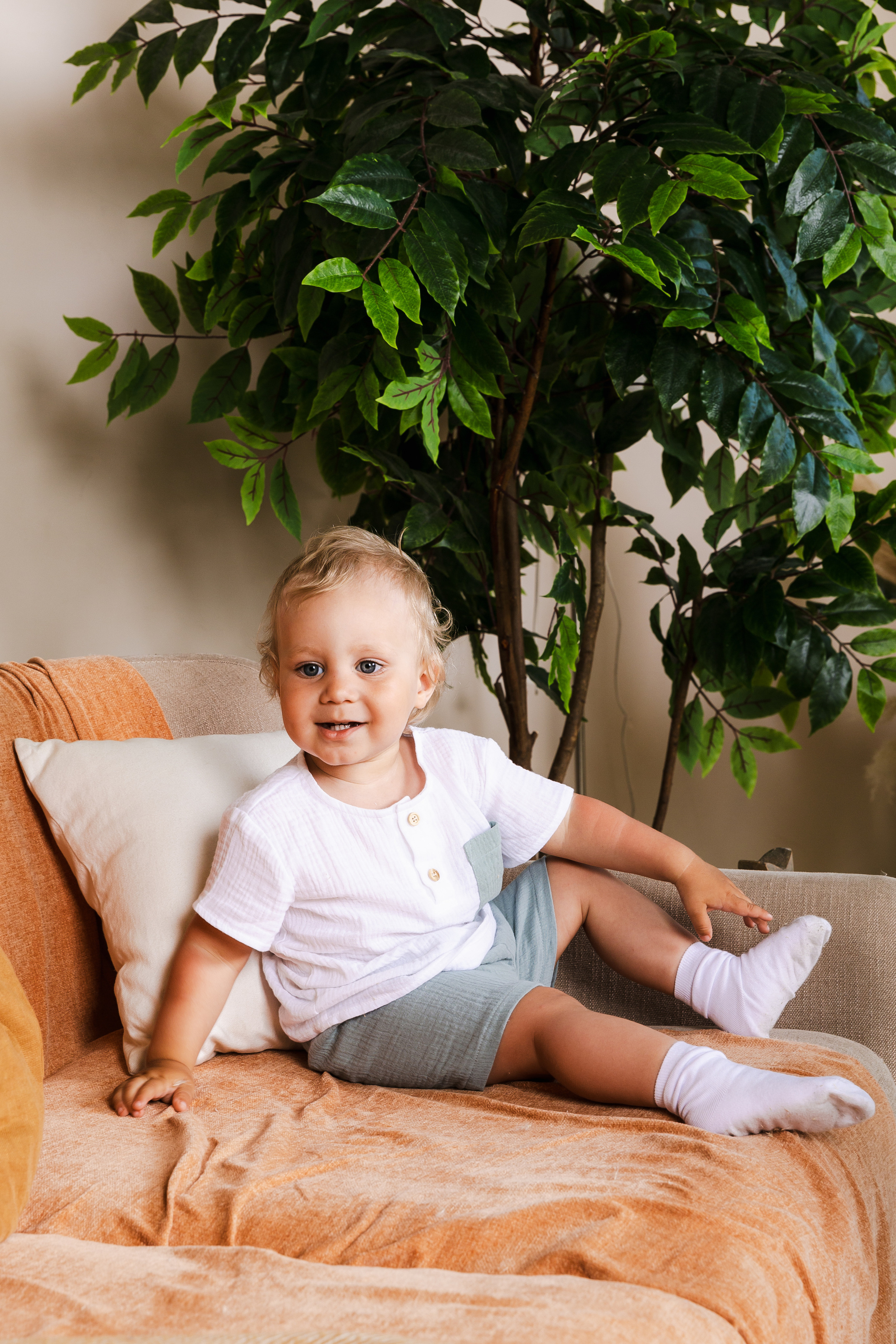 Детская студийная фотосъемка для соцсетей бренда одежды