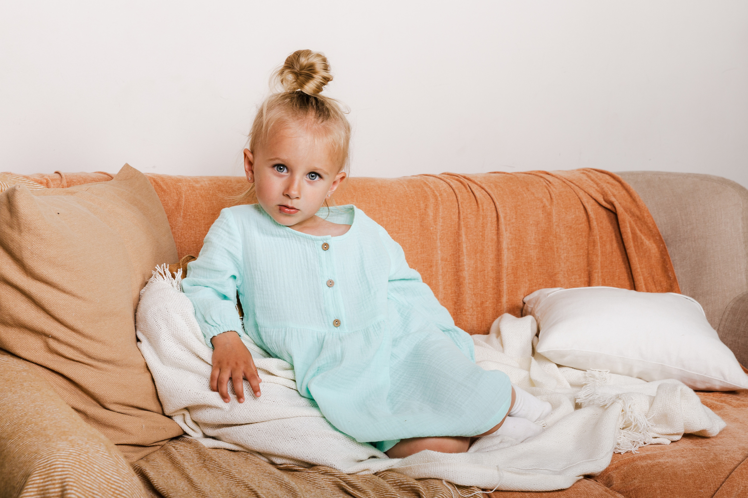 Детская студийная фотосъемка для соцсетей бренда одежды